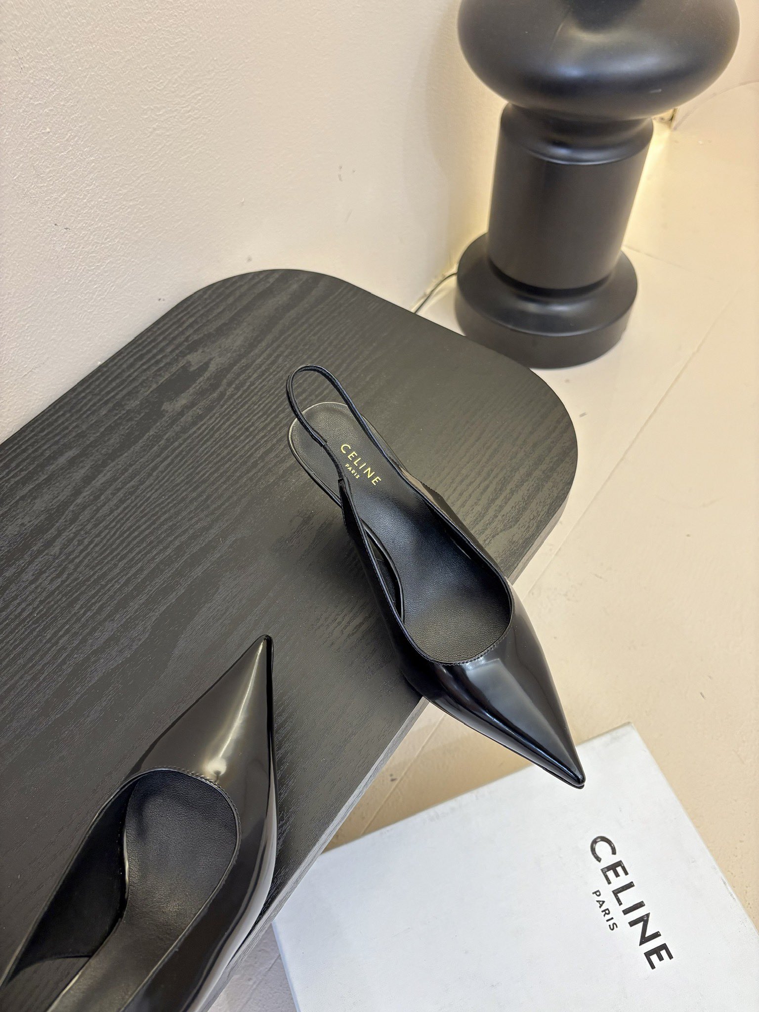 CELIN*经典复古尖头高跟鞋
塞林这系列真的很复古 
无敌搭配怎么穿都超级好看 
小尖头是设计巨显脚瘦