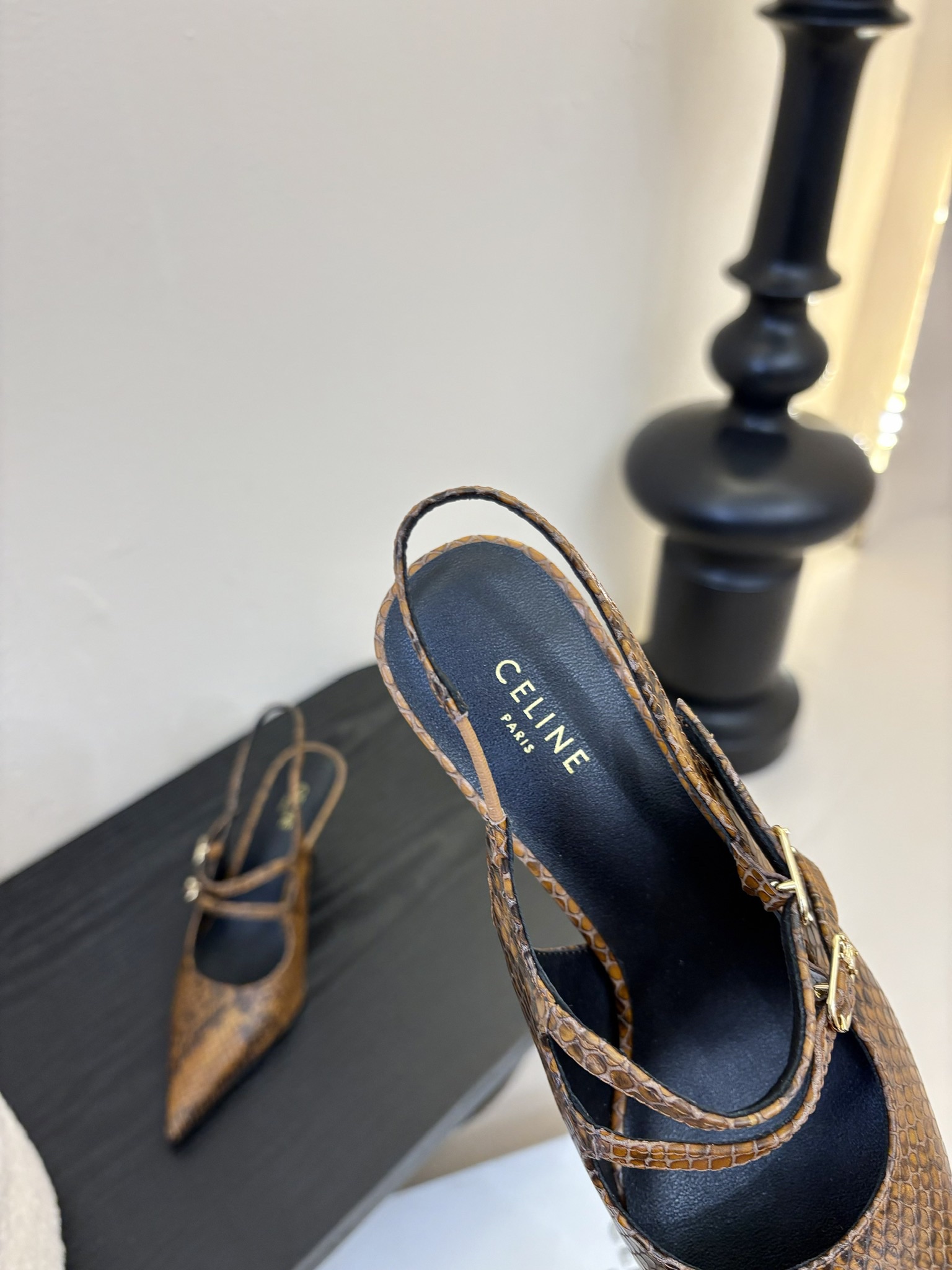 CELIN*经典复古尖头高跟鞋
塞林这系列真的很复古 
无敌搭配怎么穿都超级好看 
小尖头是设计巨显脚瘦