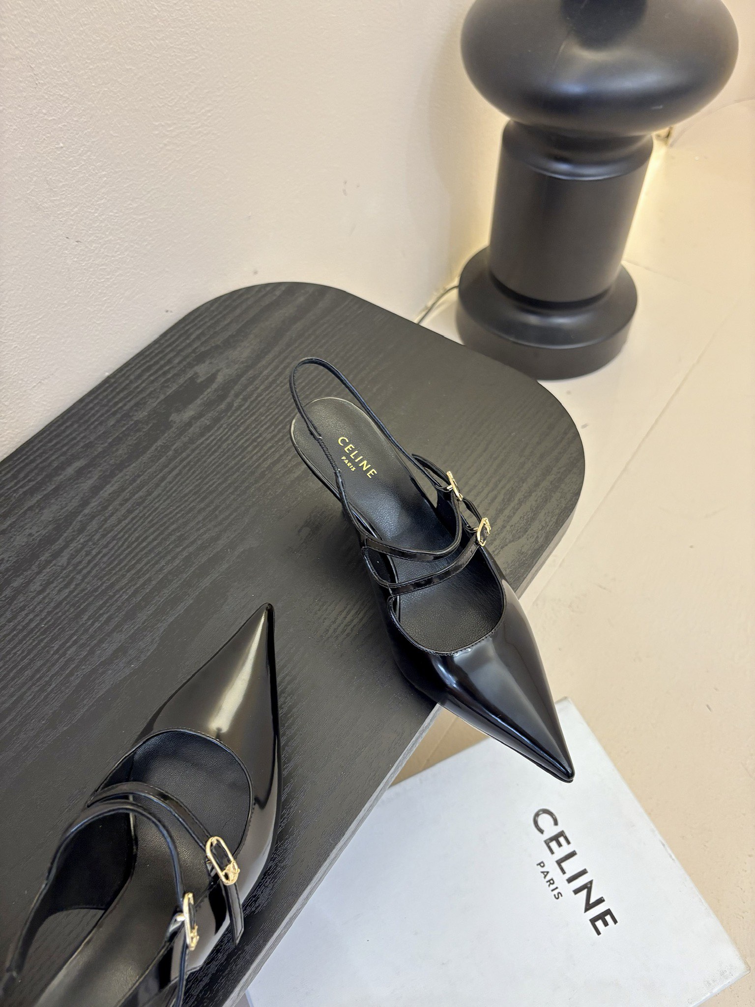 CELIN*经典复古尖头高跟鞋
塞林这系列真的很复古 
无敌搭配怎么穿都超级好看 
小尖头是设计巨显脚瘦