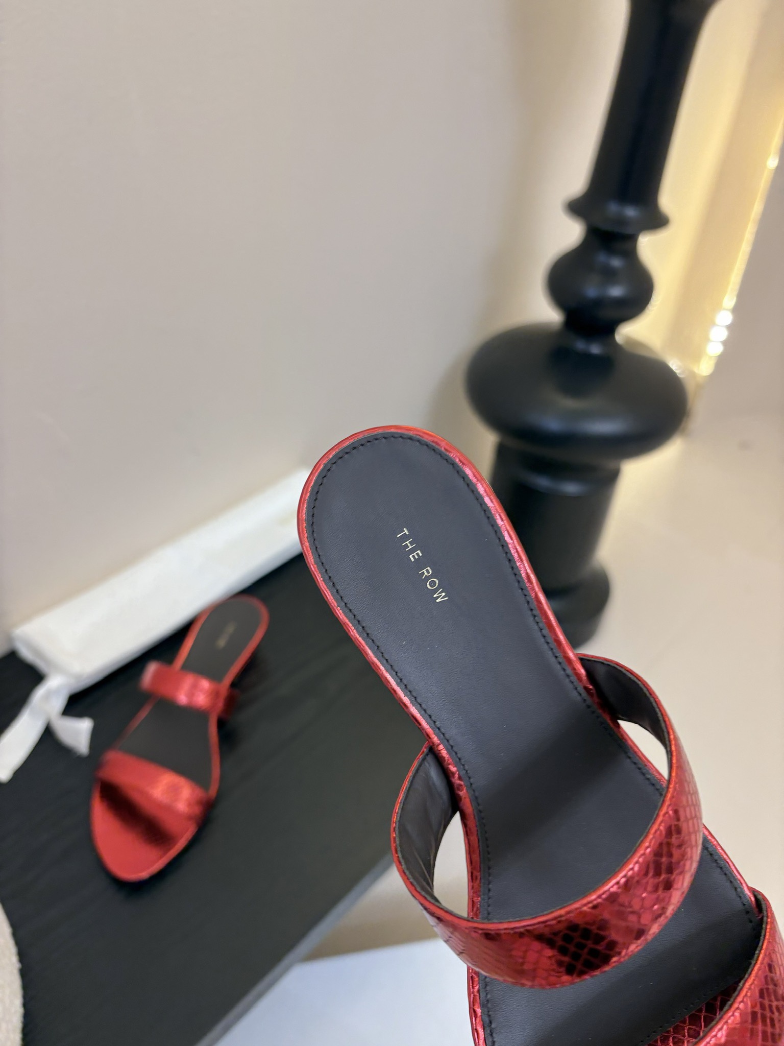 
the row 真皮极简百搭平底凉鞋鞋脚真的是史上我穿过最最舒服的款式太柔软啦！

磨脚星人一定要收了