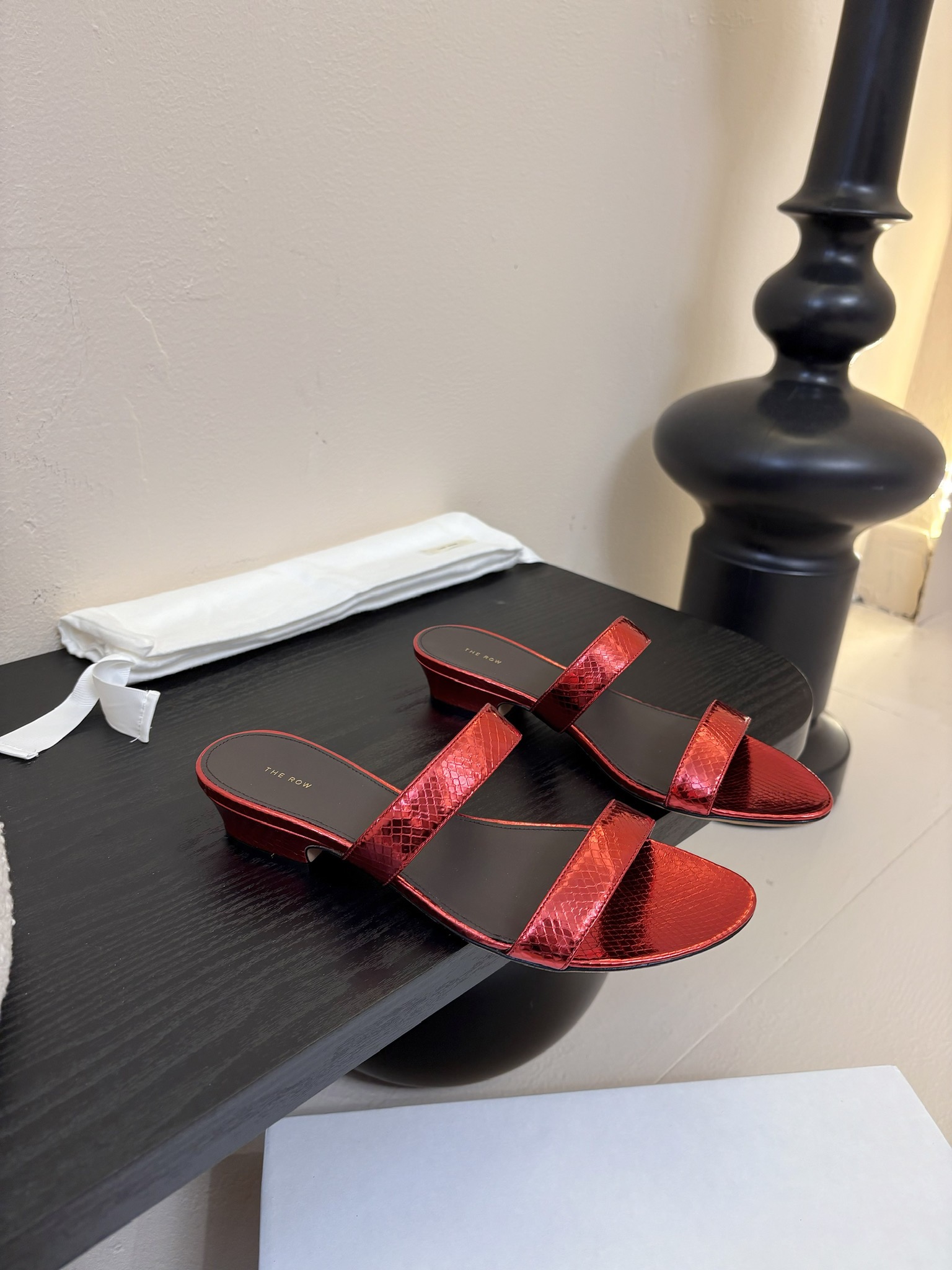 
the row 真皮极简百搭平底凉鞋鞋脚真的是史上我穿过最最舒服的款式太柔软啦！

磨脚星人一定要收了