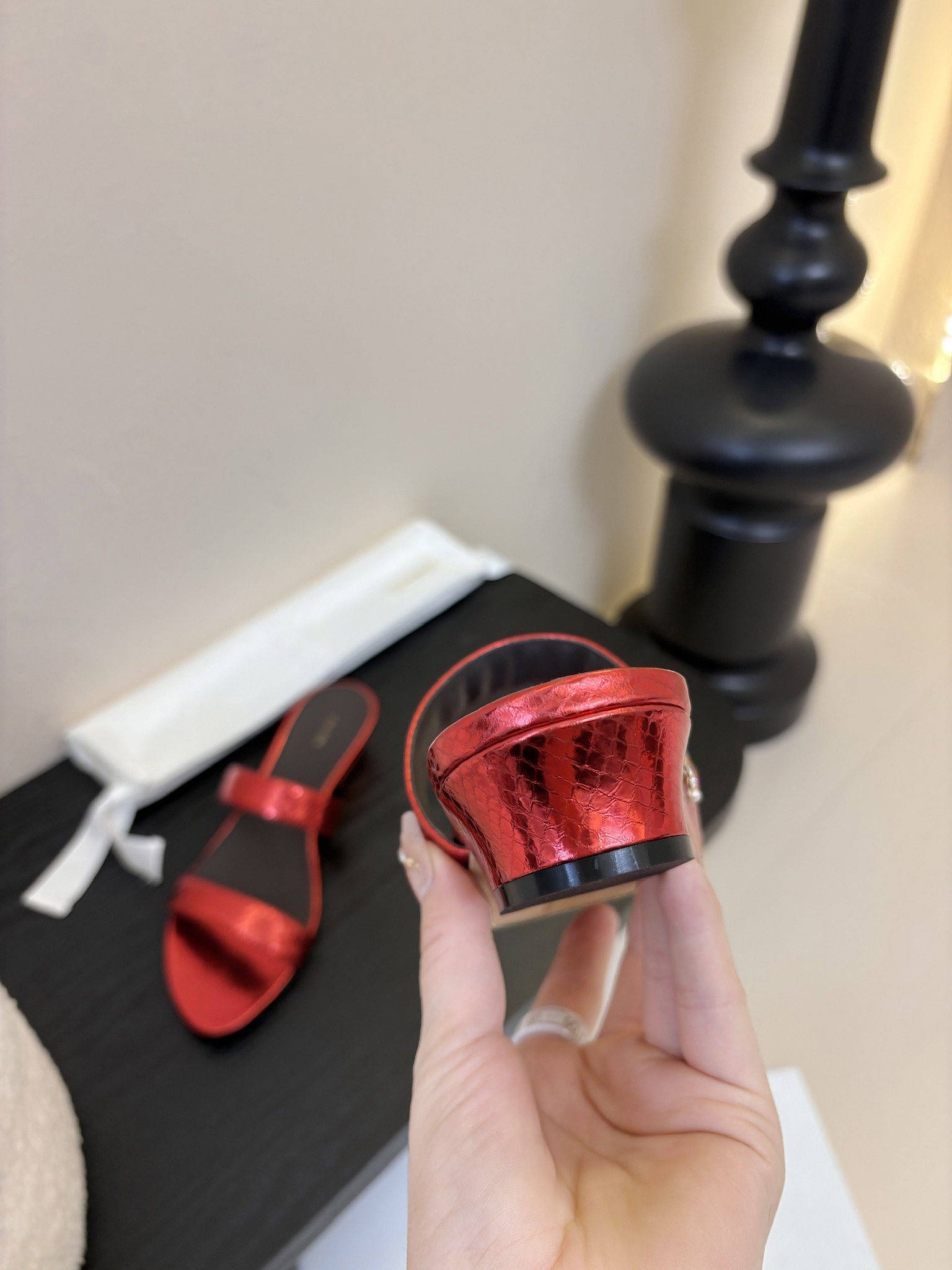 
the row 真皮极简百搭平底凉鞋鞋脚真的是史上我穿过最最舒服的款式太柔软啦！

磨脚星人一定要收了