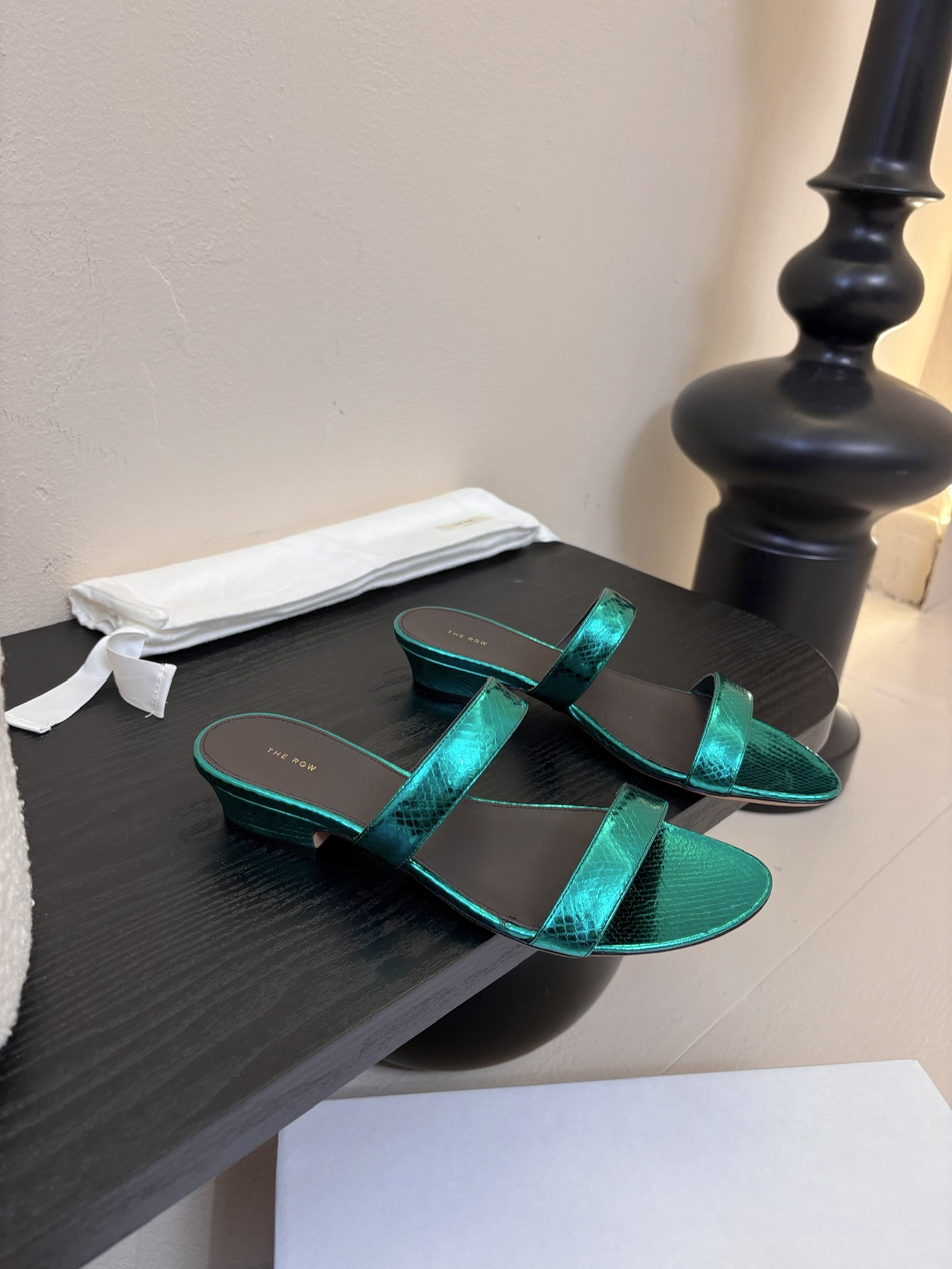 
the row 真皮极简百搭平底凉鞋鞋脚真的是史上我穿过最最舒服的款式太柔软啦！

磨脚星人一定要收了