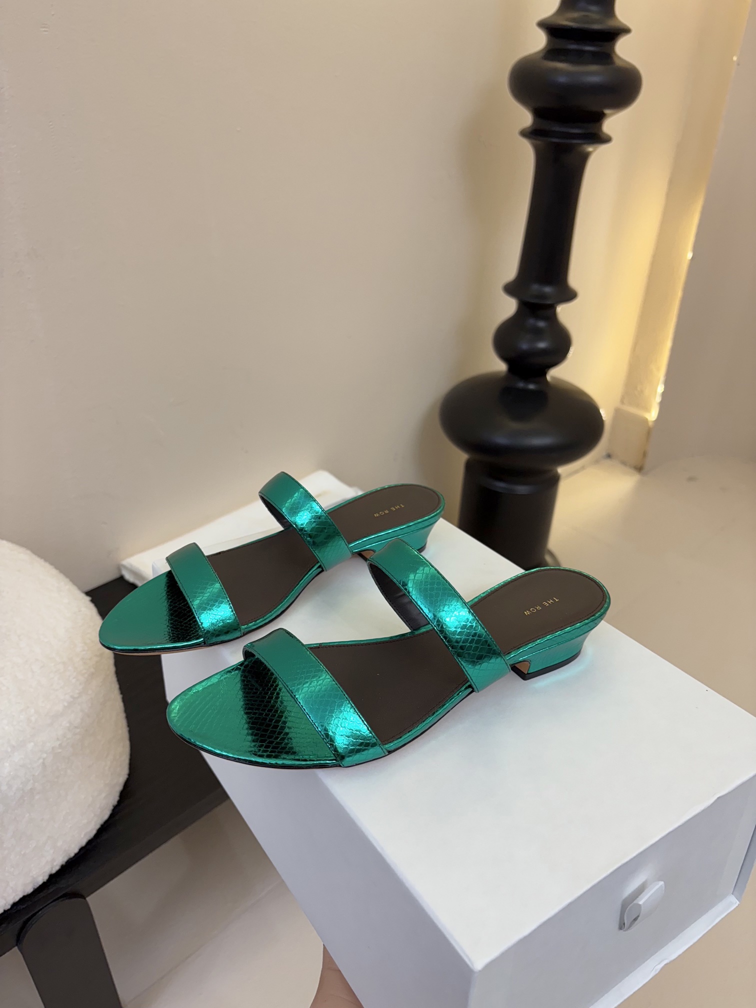 
the row 真皮极简百搭平底凉鞋鞋脚真的是史上我穿过最最舒服的款式太柔软啦！

磨脚星人一定要收了
