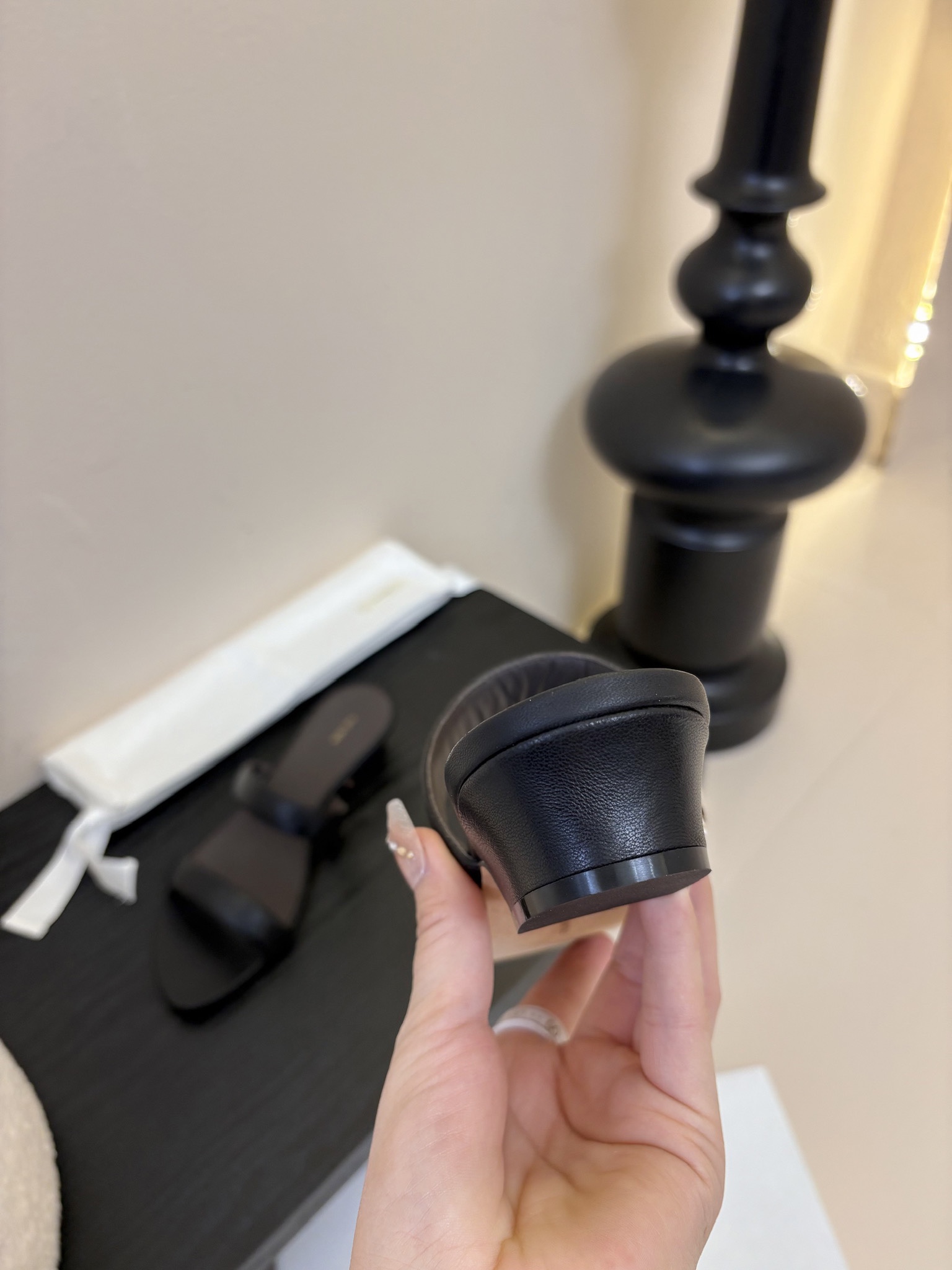 
the row 真皮极简百搭平底凉鞋鞋脚真的是史上我穿过最最舒服的款式太柔软啦！

磨脚星人一定要收了