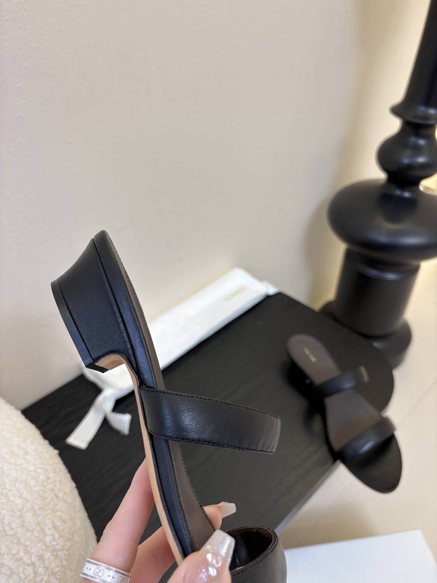 
the row 真皮极简百搭平底凉鞋鞋脚真的是史上我穿过最最舒服的款式太柔软啦！

磨脚星人一定要收了