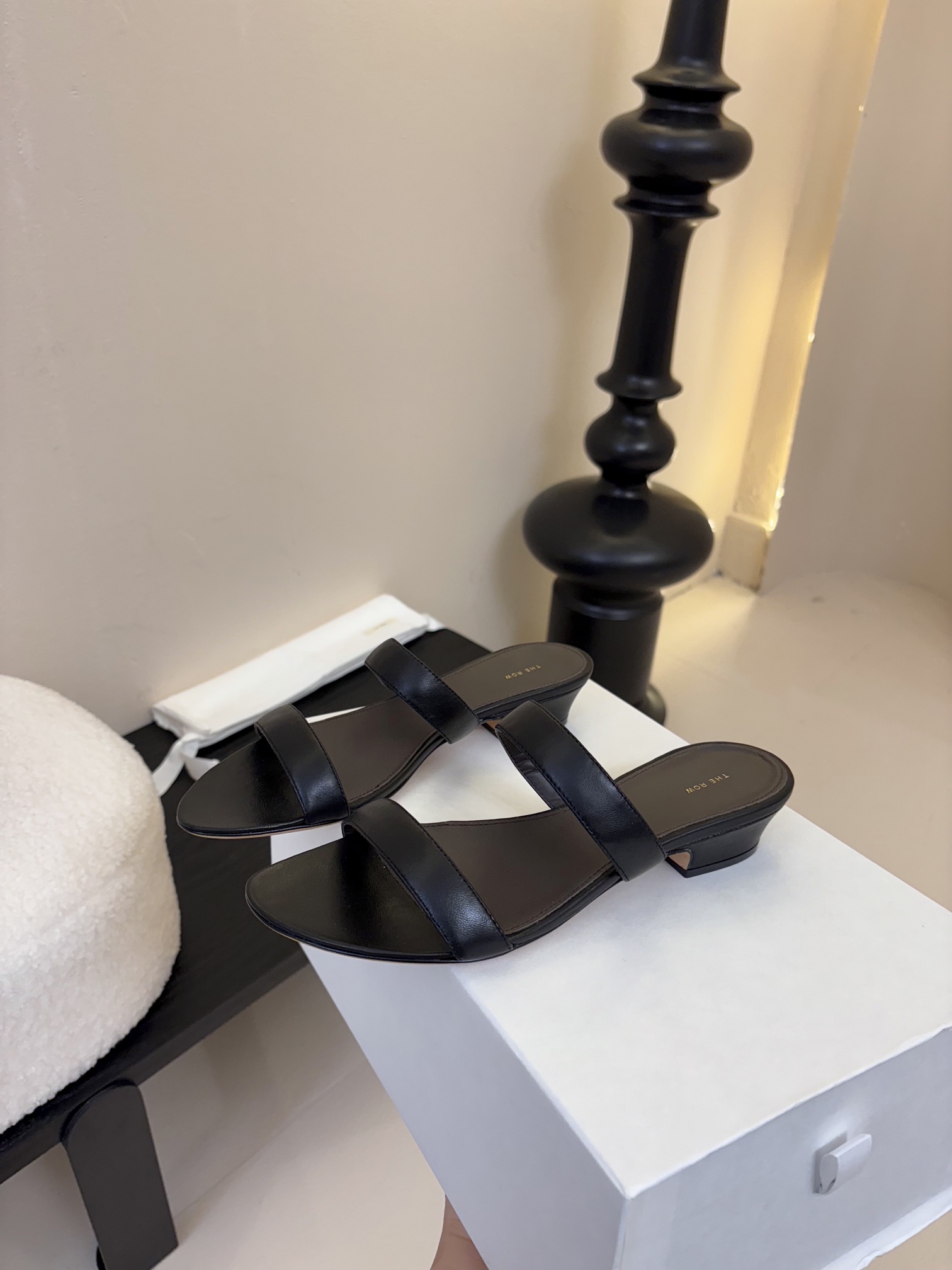 
the row 真皮极简百搭平底凉鞋鞋脚真的是史上我穿过最最舒服的款式太柔软啦！

磨脚星人一定要收了