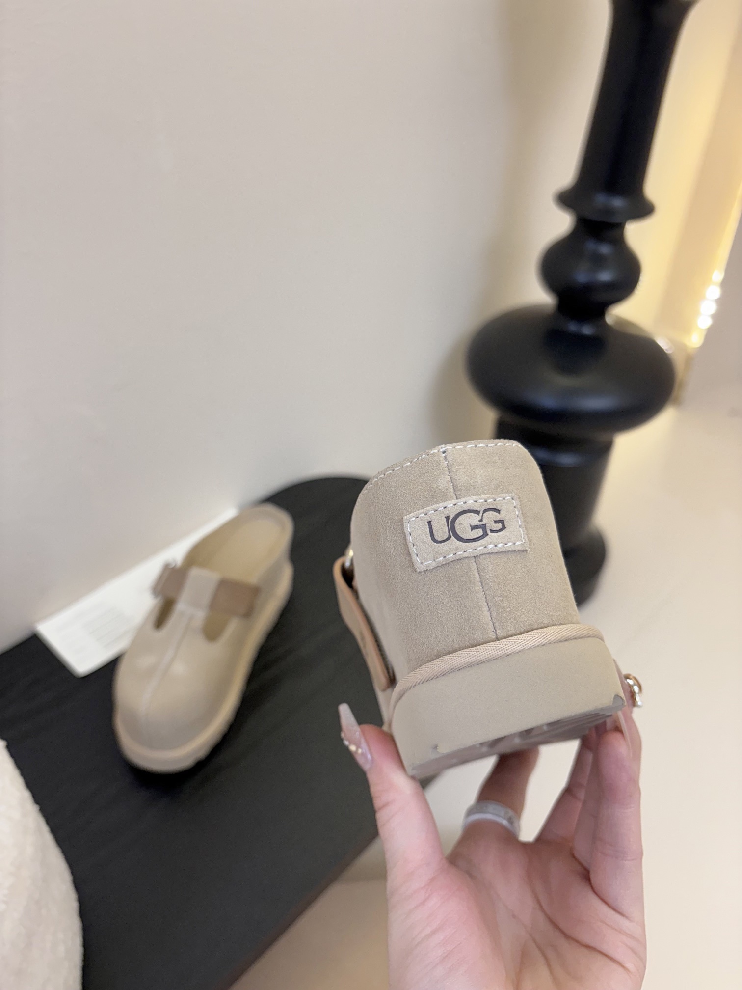 
UGG新款澳洲厚底小网红拖鞋，小胖丁嘟嘟拖 单鞋…材质牛皮，配刺绣百搭时尚！一次成型大底防滑耐磨
 S