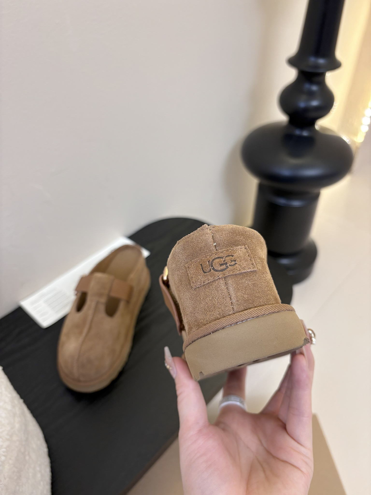 
UGG新款澳洲厚底小网红拖鞋，小胖丁嘟嘟拖 单鞋…材质牛皮，配刺绣百搭时尚！一次成型大底防滑耐磨
 S
