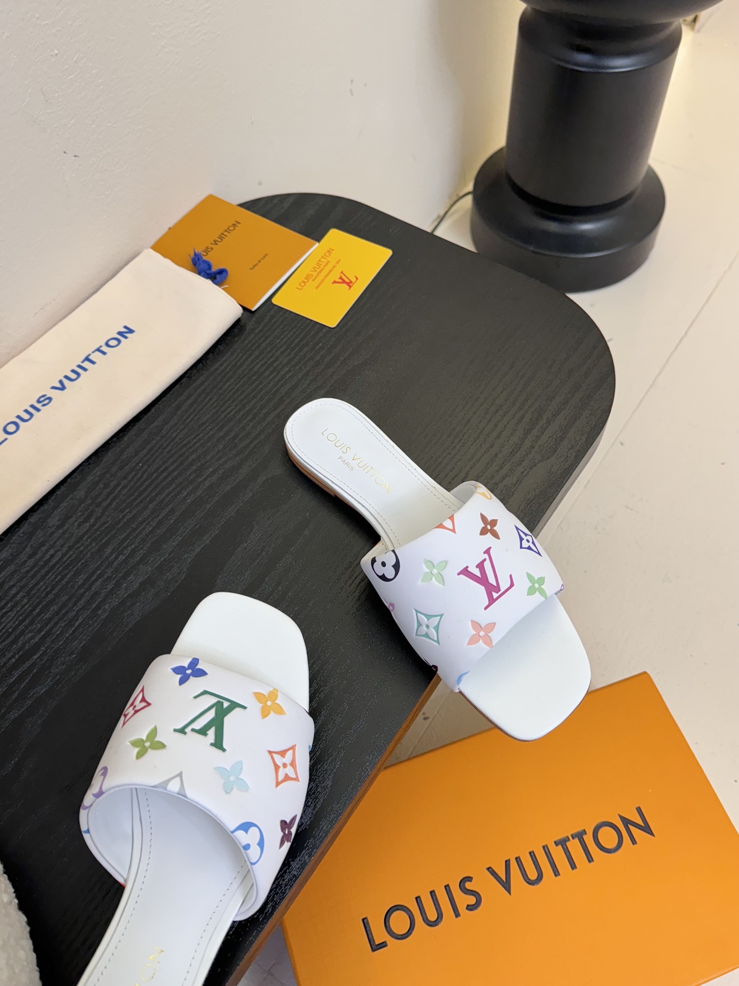 
𝐋𝐨𝐮𝐢𝐬 𝐕𝐮𝐢𝐭𝐭𝐨𝐧#路易威登春夏新品老花色 丹宁牛仔系列平跟凉鞋/小猫跟拖 复古上脚又好看 特
