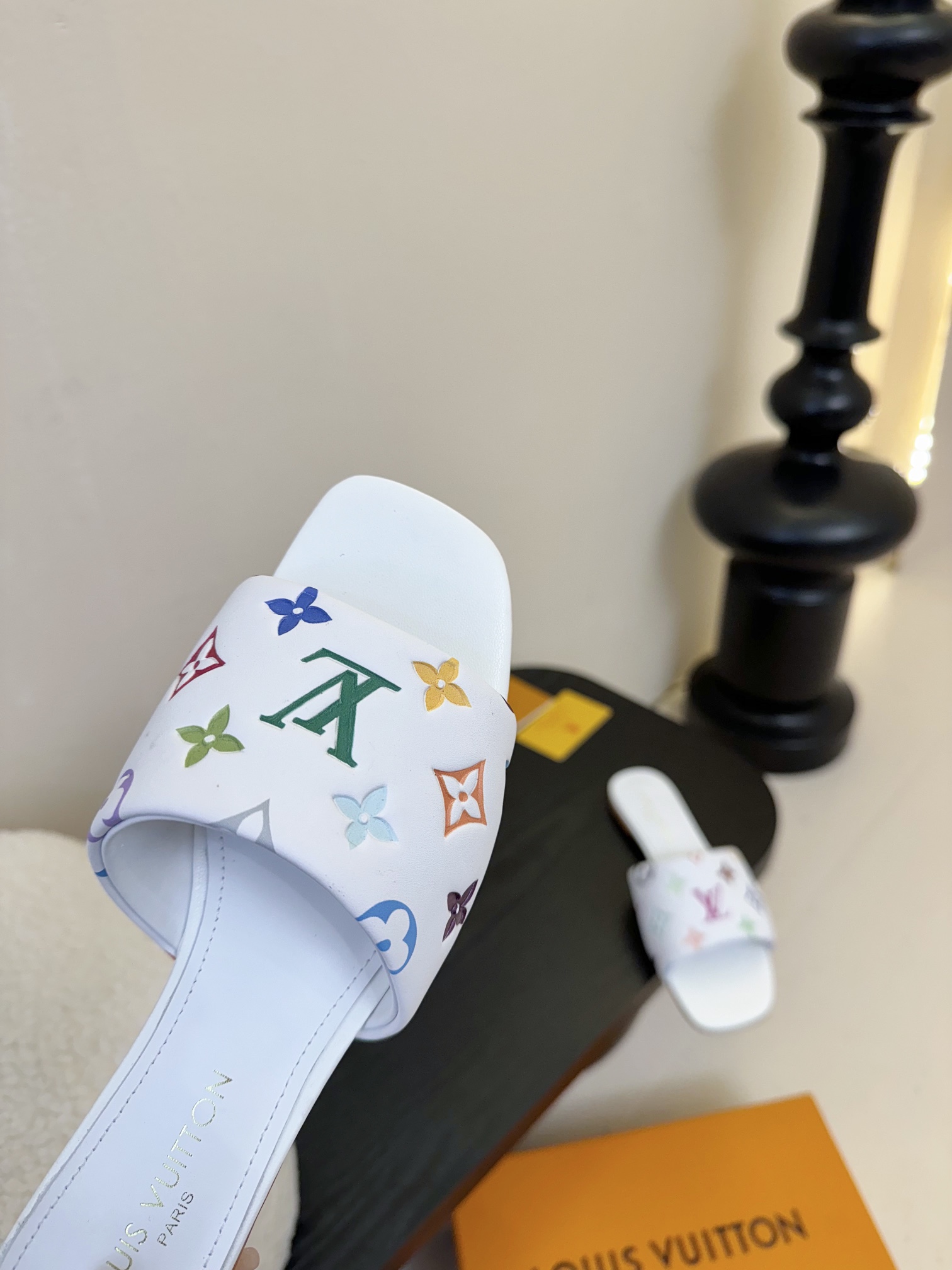
𝐋𝐨𝐮𝐢𝐬 𝐕𝐮𝐢𝐭𝐭𝐨𝐧#路易威登春夏新品老花色 丹宁牛仔系列平跟凉鞋/小猫跟拖 复古上脚又好看 特