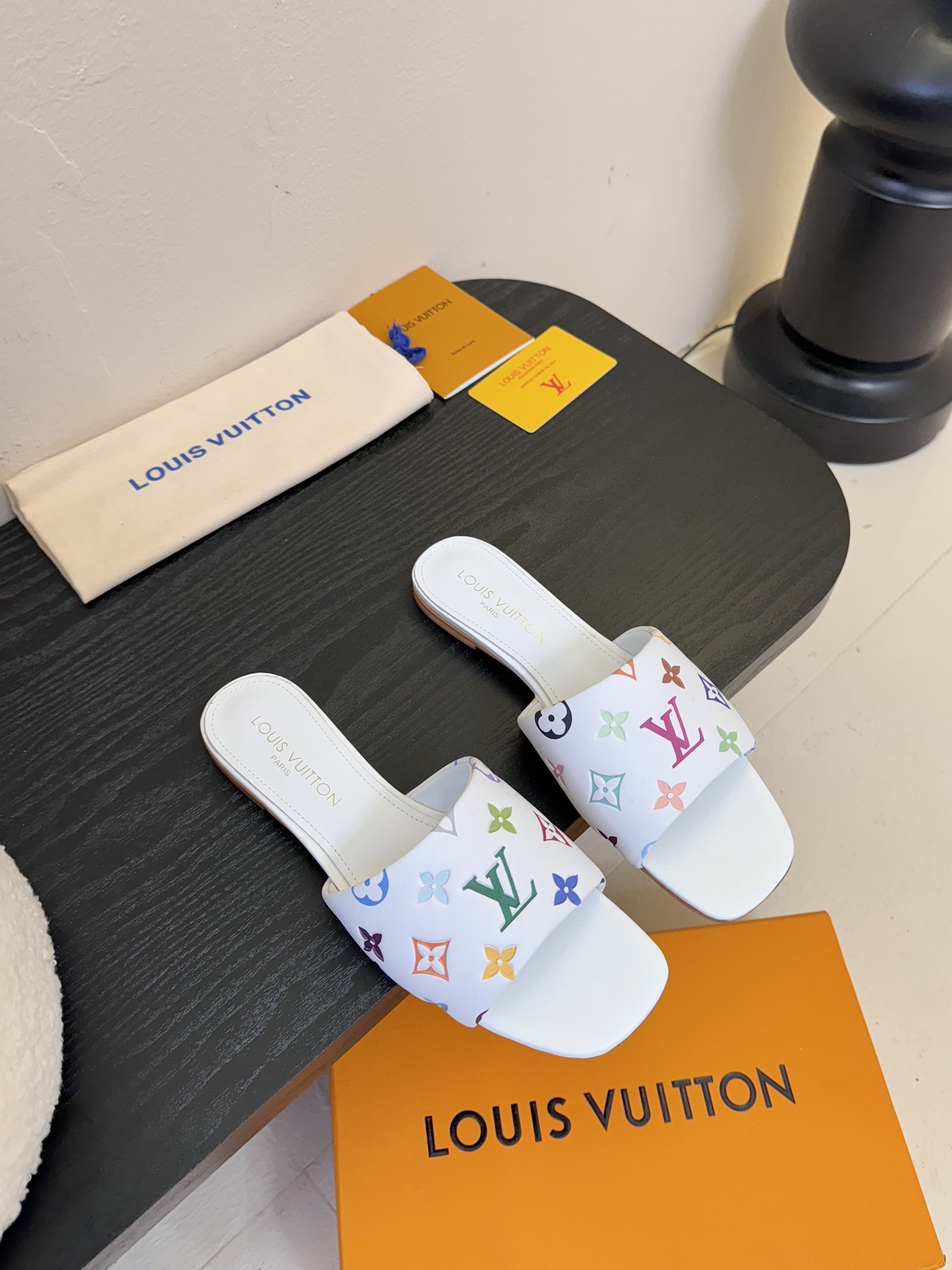
𝐋𝐨𝐮𝐢𝐬 𝐕𝐮𝐢𝐭𝐭𝐨𝐧#路易威登春夏新品老花色 丹宁牛仔系列平跟凉鞋/小猫跟拖 复古上脚又好看 特