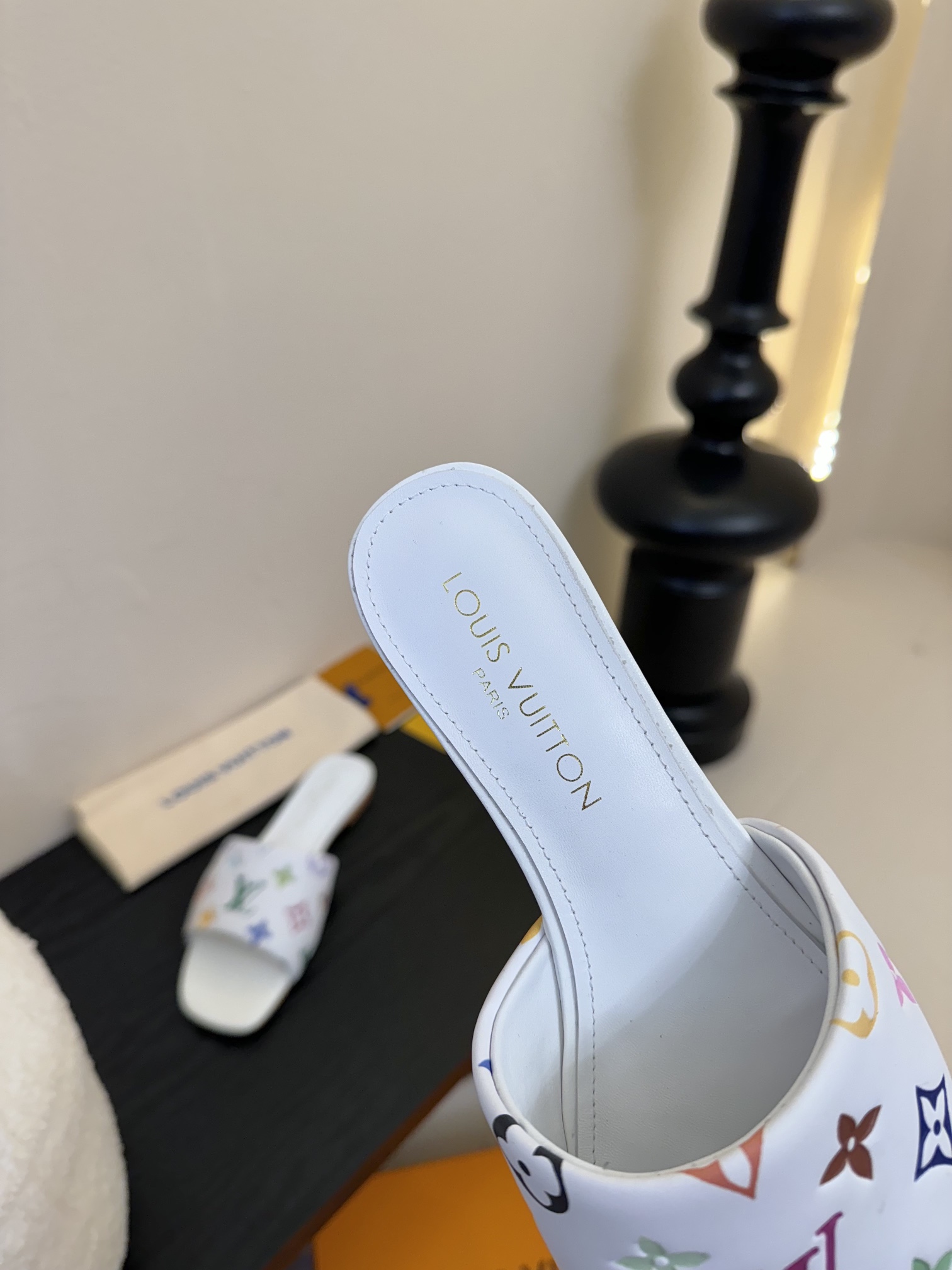 
𝐋𝐨𝐮𝐢𝐬 𝐕𝐮𝐢𝐭𝐭𝐨𝐧#路易威登春夏新品老花色 丹宁牛仔系列平跟凉鞋/小猫跟拖 复古上脚又好看 特