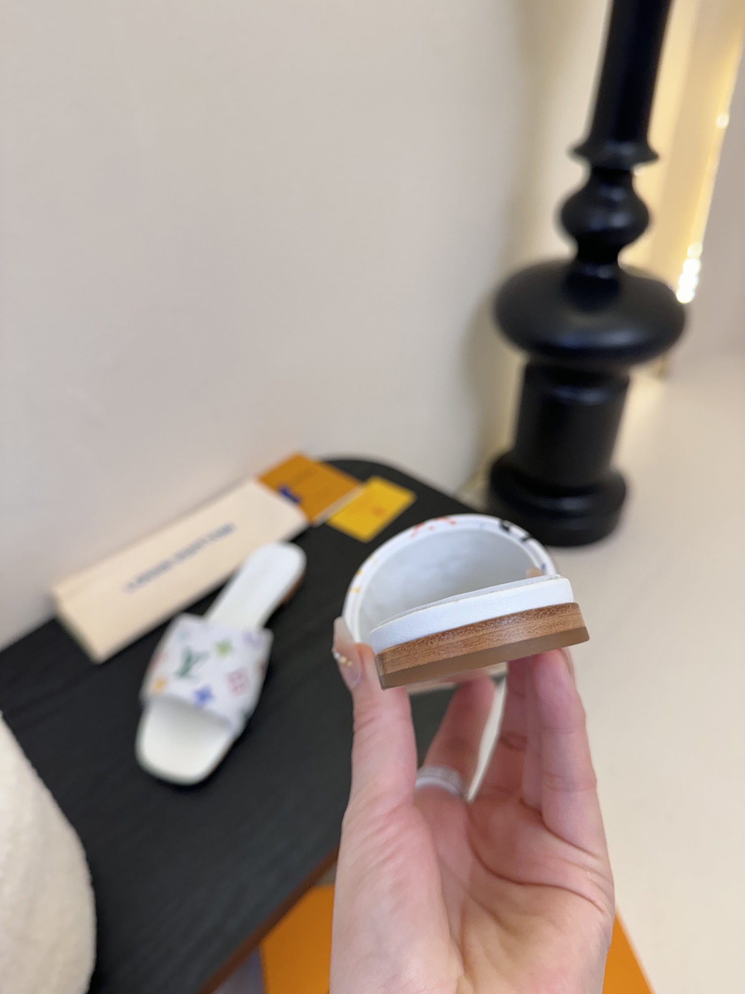 
𝐋𝐨𝐮𝐢𝐬 𝐕𝐮𝐢𝐭𝐭𝐨𝐧#路易威登春夏新品老花色 丹宁牛仔系列平跟凉鞋/小猫跟拖 复古上脚又好看 特