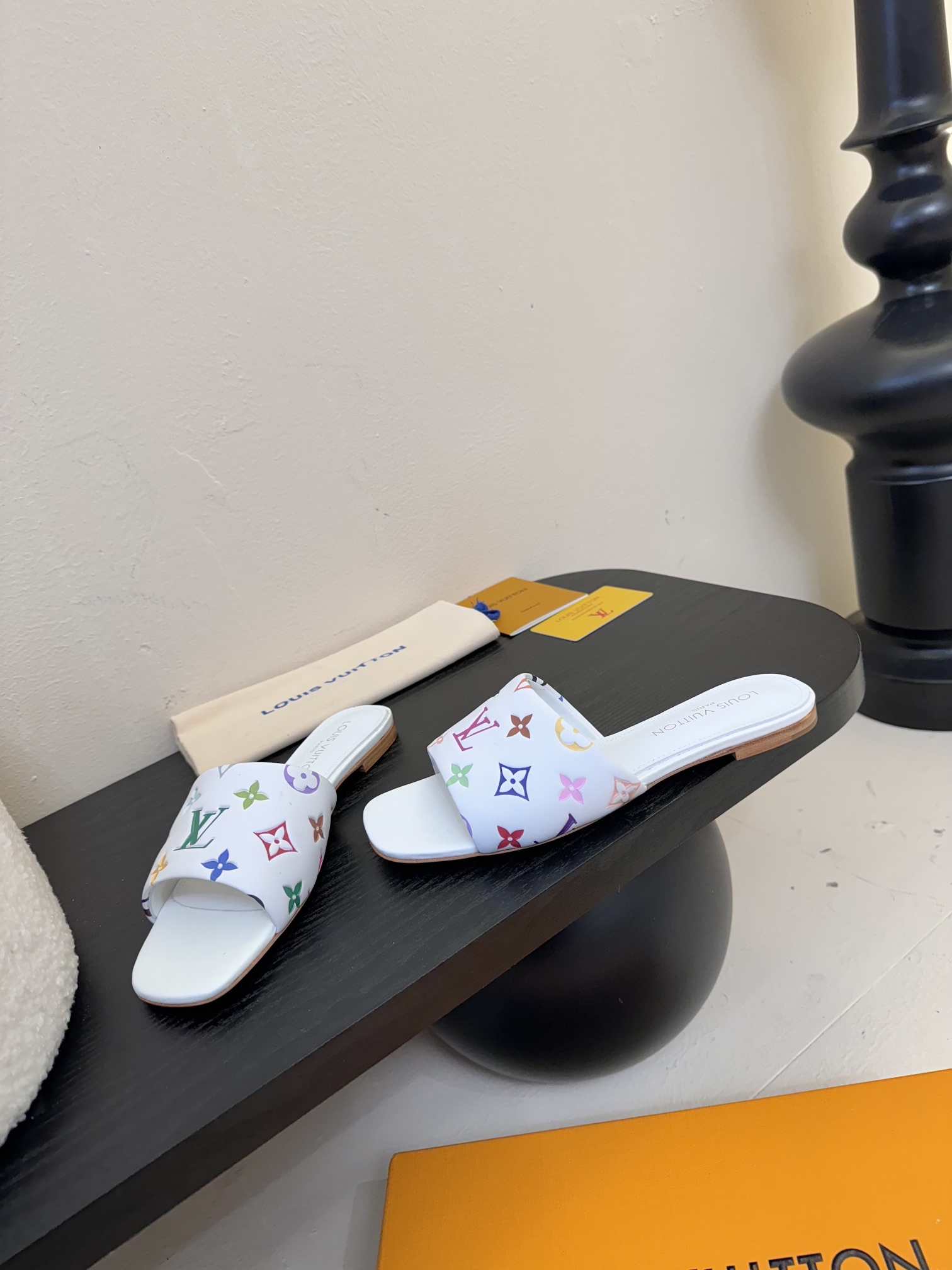 
𝐋𝐨𝐮𝐢𝐬 𝐕𝐮𝐢𝐭𝐭𝐨𝐧#路易威登春夏新品老花色 丹宁牛仔系列平跟凉鞋/小猫跟拖 复古上脚又好看 特