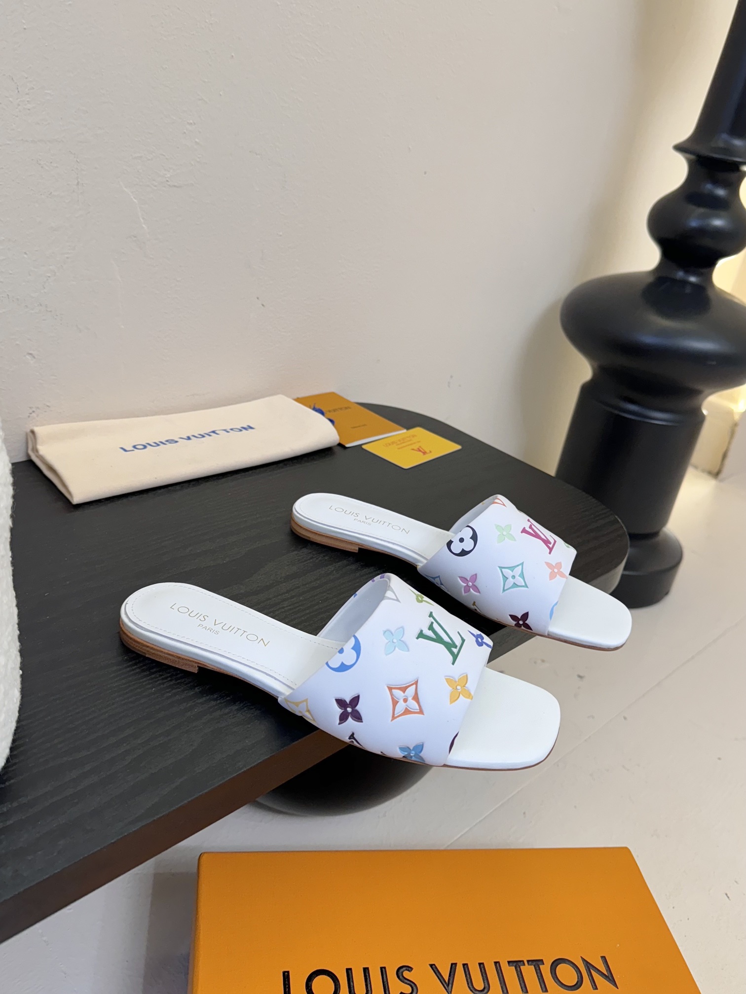 
𝐋𝐨𝐮𝐢𝐬 𝐕𝐮𝐢𝐭𝐭𝐨𝐧#路易威登春夏新品老花色 丹宁牛仔系列平跟凉鞋/小猫跟拖 复古上脚又好看 特