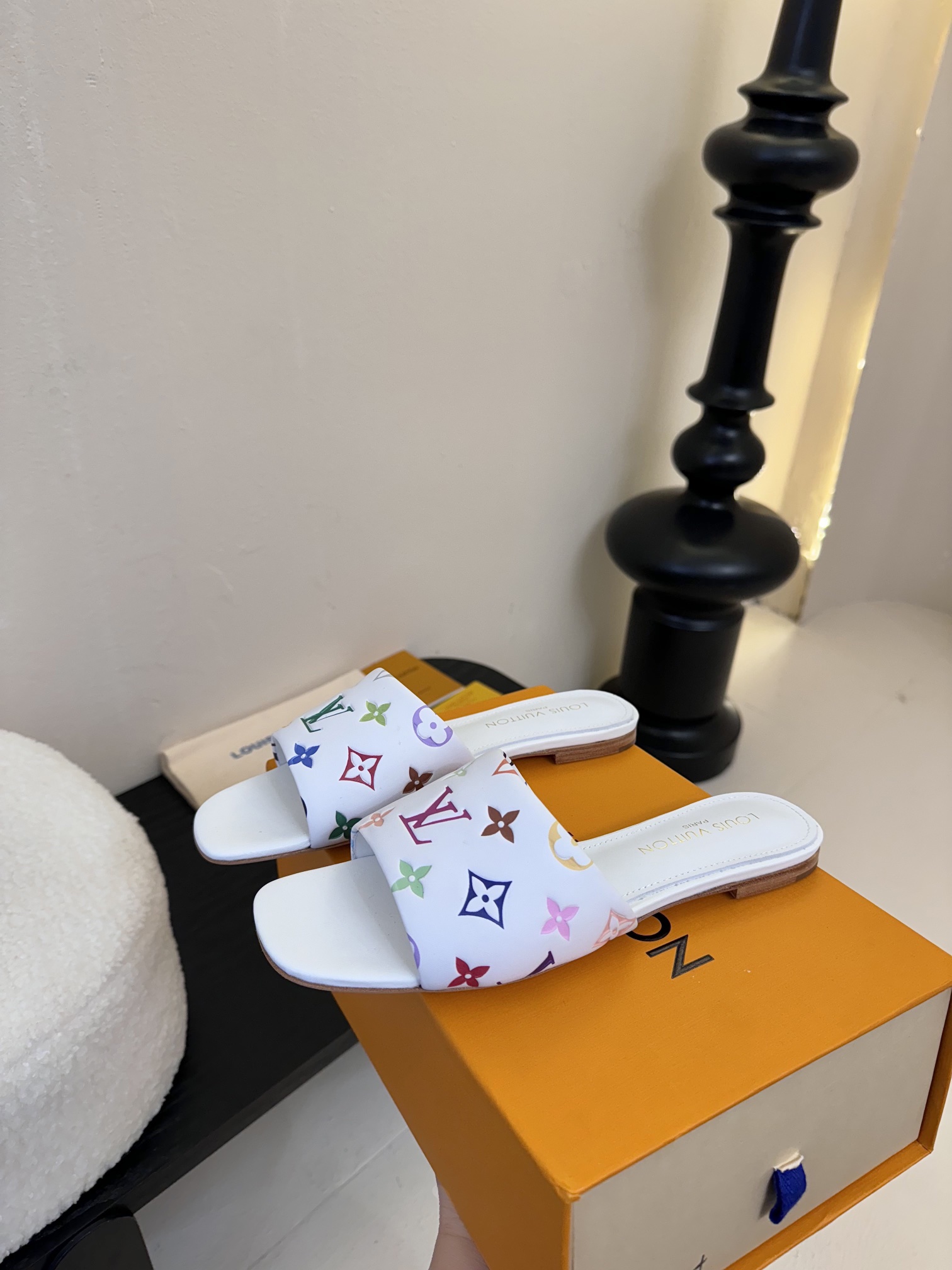 
𝐋𝐨𝐮𝐢𝐬 𝐕𝐮𝐢𝐭𝐭𝐨𝐧#路易威登春夏新品老花色 丹宁牛仔系列平跟凉鞋/小猫跟拖 复古上脚又好看 特