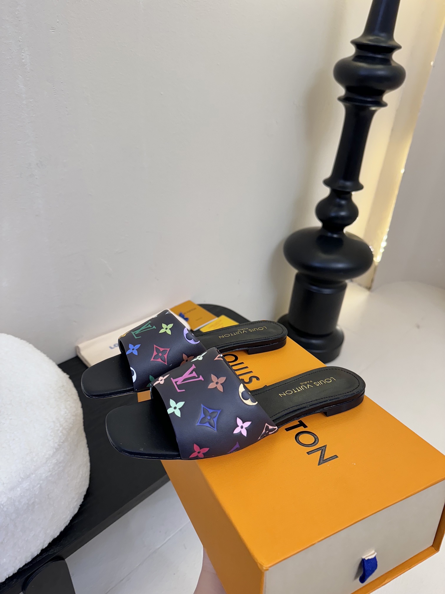 
𝐋𝐨𝐮𝐢𝐬 𝐕𝐮𝐢𝐭𝐭𝐨𝐧#路易威登春夏新品老花色 丹宁牛仔系列平跟凉鞋/小猫跟拖 复古上脚又好看 特