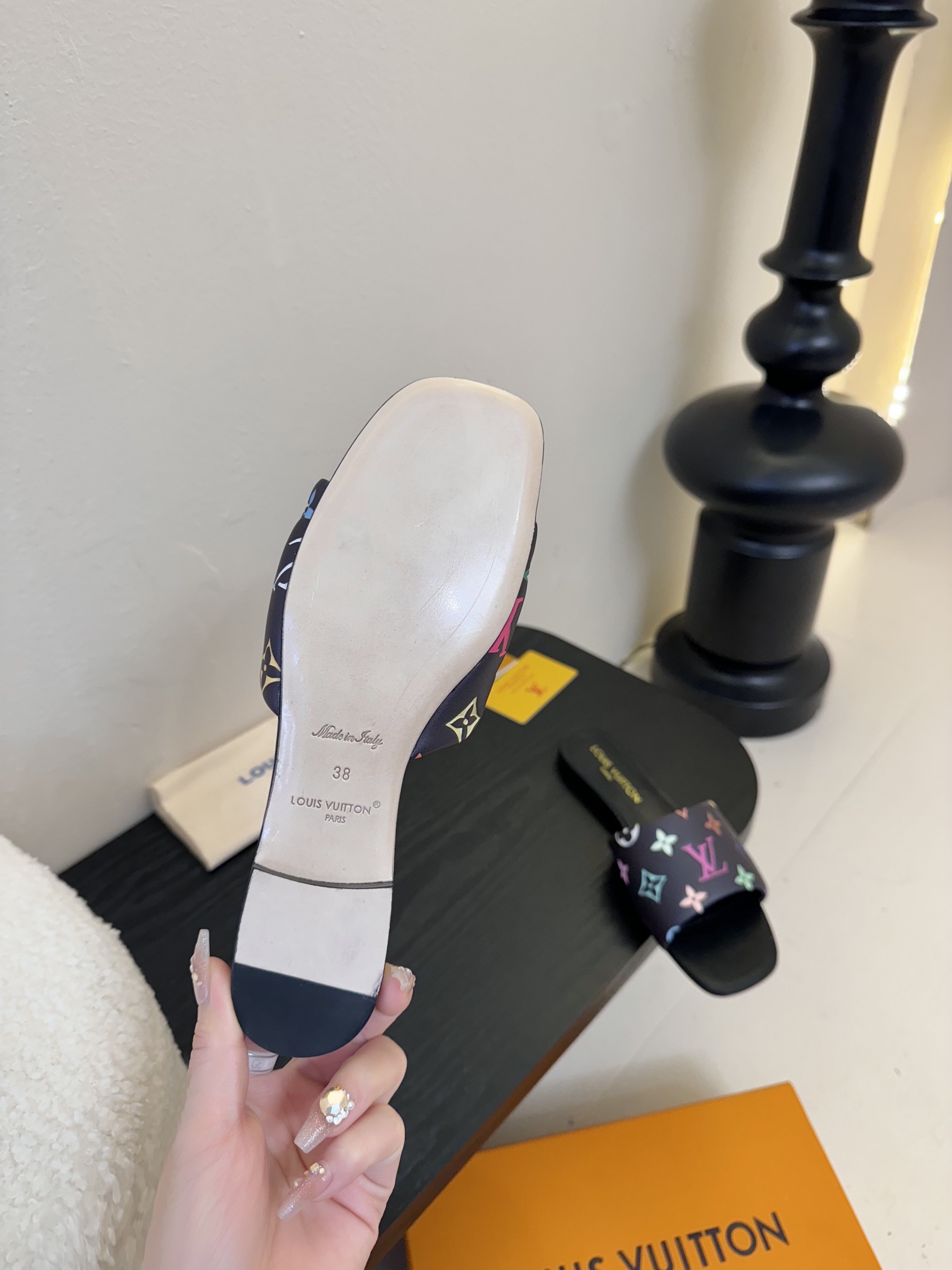 
𝐋𝐨𝐮𝐢𝐬 𝐕𝐮𝐢𝐭𝐭𝐨𝐧#路易威登春夏新品老花色 丹宁牛仔系列平跟凉鞋/小猫跟拖 复古上脚又好看 特