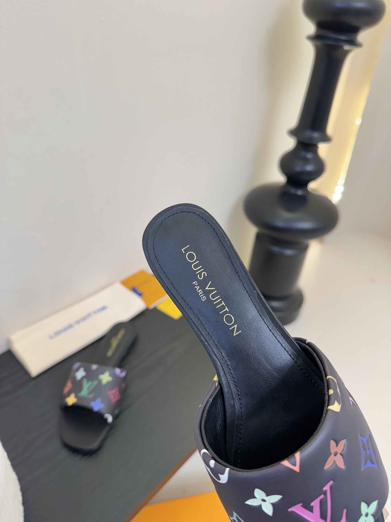 
𝐋𝐨𝐮𝐢𝐬 𝐕𝐮𝐢𝐭𝐭𝐨𝐧#路易威登春夏新品老花色 丹宁牛仔系列平跟凉鞋/小猫跟拖 复古上脚又好看 特