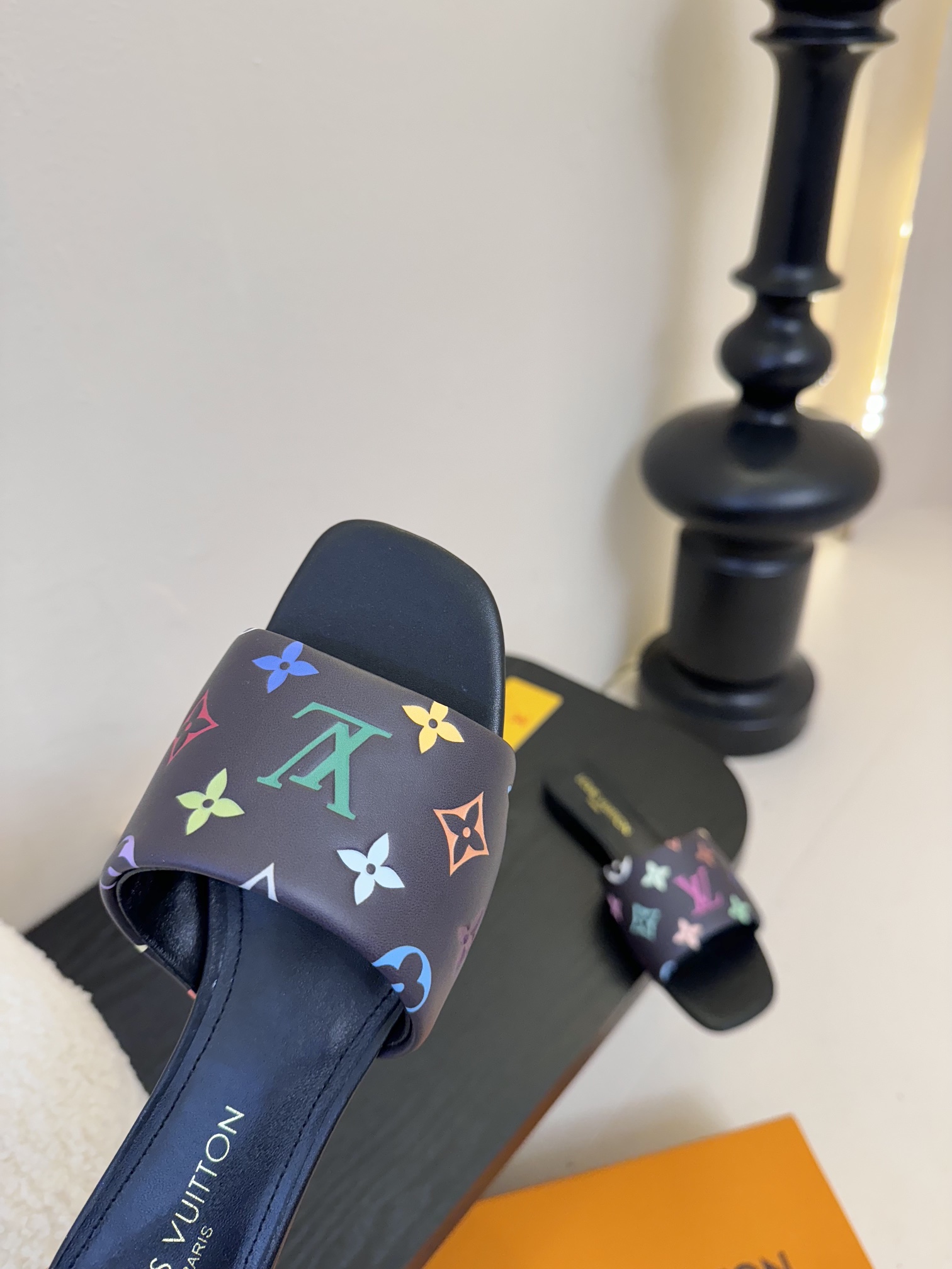 
𝐋𝐨𝐮𝐢𝐬 𝐕𝐮𝐢𝐭𝐭𝐨𝐧#路易威登春夏新品老花色 丹宁牛仔系列平跟凉鞋/小猫跟拖 复古上脚又好看 特
