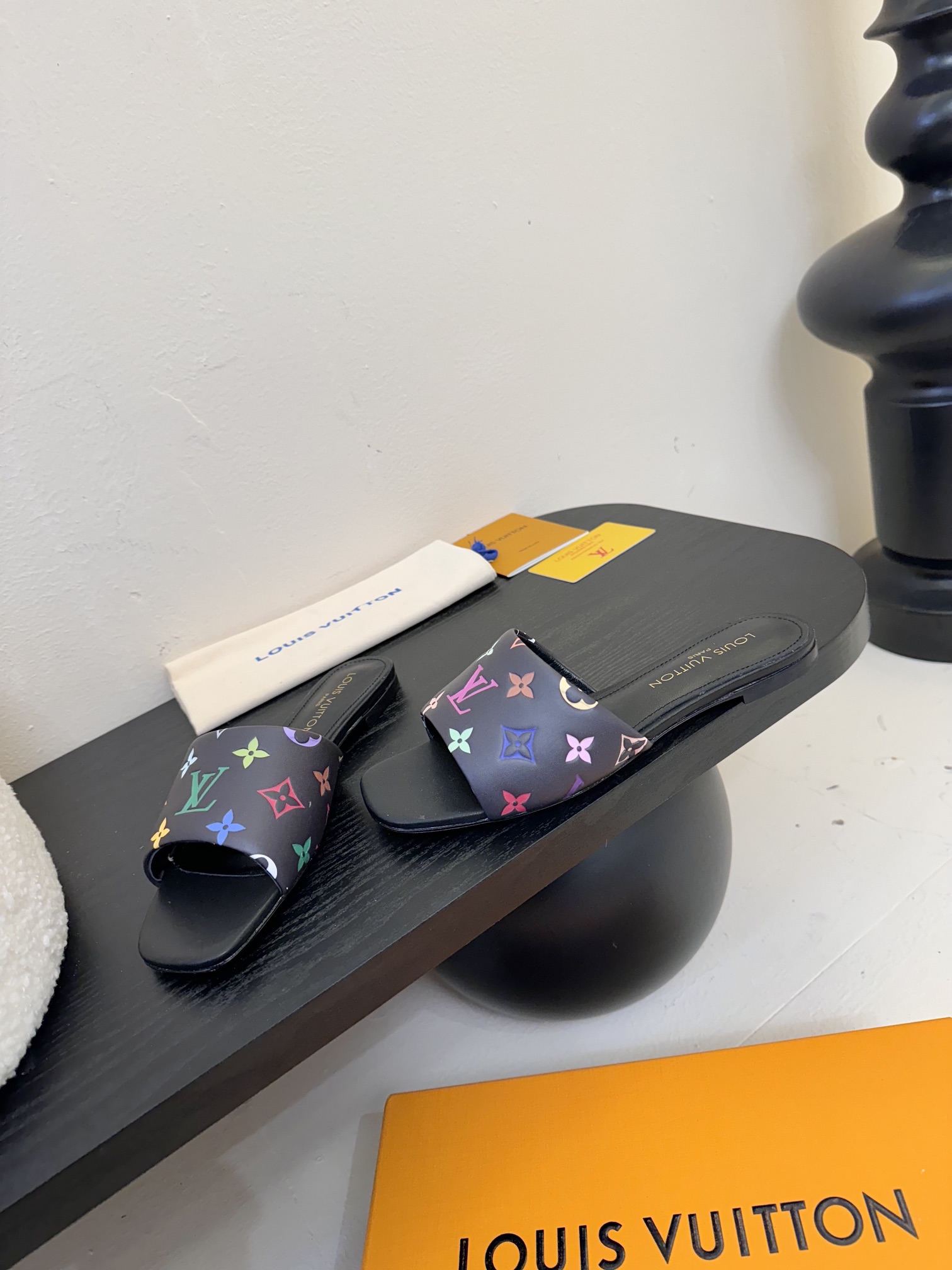 
𝐋𝐨𝐮𝐢𝐬 𝐕𝐮𝐢𝐭𝐭𝐨𝐧#路易威登春夏新品老花色 丹宁牛仔系列平跟凉鞋/小猫跟拖 复古上脚又好看 特