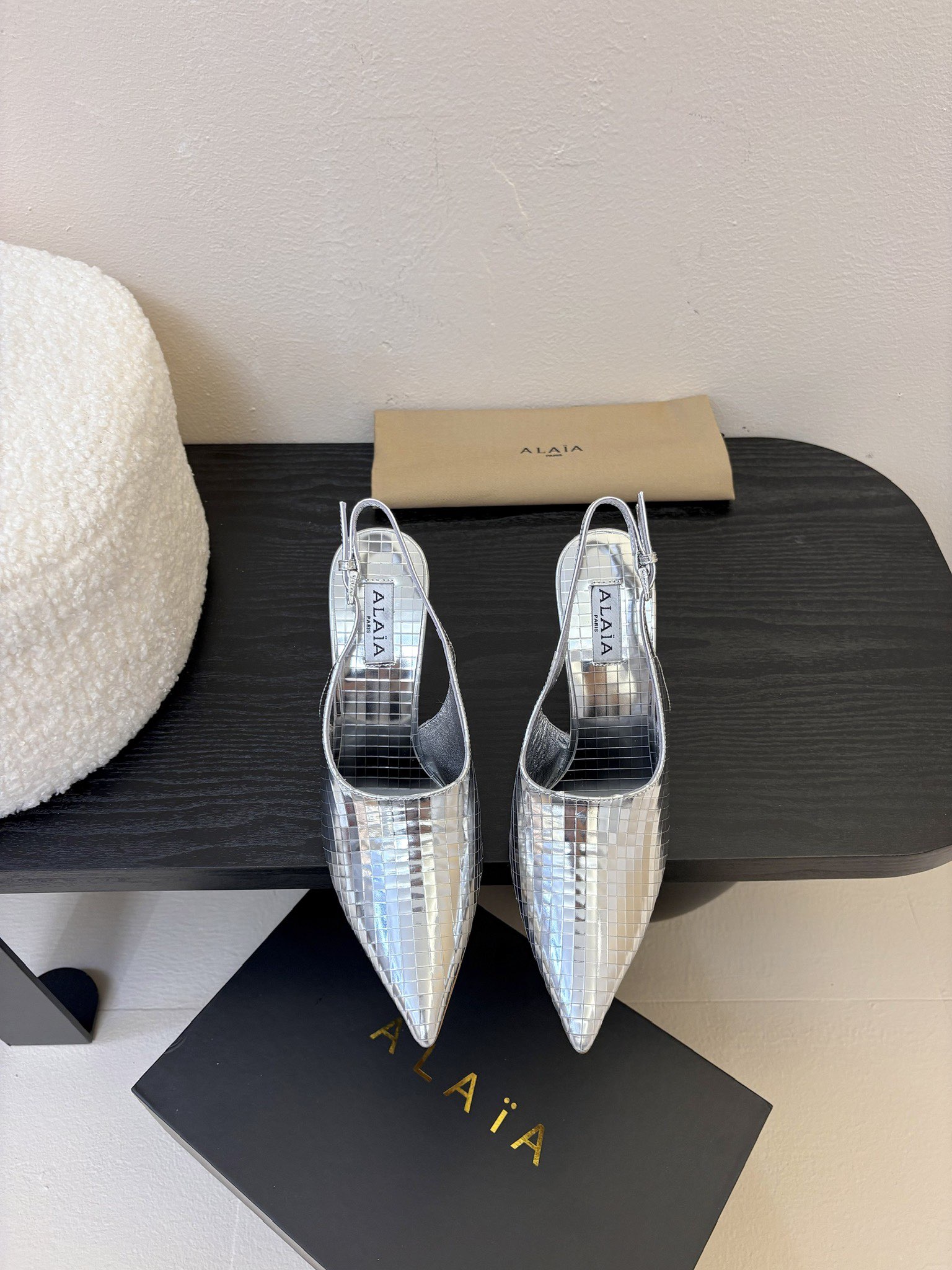 NO:223429,Flat-soled high heels ALAIA 2025vs spring single shoe series This brand needs no need to say more, it is one of the most popular brands in the past two years, and almost everyone in the bloggers have a pair!  The spring season is coming, so I recommend this casual and design-oriented slipper. I feel like this flip flop is about to be popular!  Whether it is paired with jeans, linen leg pants or skirts, it can be very eye-catching!  A pair must be purchased!  Fabric: Custom patent leather Inner: Custom sheepskin Finger pad: Custom sheepskin Outsole: Original molded genuine leather outsole Size: 35-39 (40. Customized non-return and exchange), high heels sandals, alaia, sandals, high heels, slippers, skirts, jeans, sheepskin, Leather soles19860909平底 高跟 ALAIA 2025vs春季单鞋系列 这品牌这不用多说,是近两年最火之一的品牌,几乎博主人手一双！ 春天的季节就要到了,推荐这款随性又不乏设计感的拖鞋,这款人字拖鞋我感觉即将要爆火！ 无论是配牛仔裤,亚麻腿裤还是裙子都可以很亮眼！必须入手一双！ 面料:定制漆皮 内里:定制羊皮 垫脚:定制羊皮 大底:原版开模真皮大底 码数:35-39（40.定制不退换）,高跟鞋凉鞋,alaia,sandals,high heels,slippers,skirts,jeans,sheepskin,Leather soles,Women's Shoes