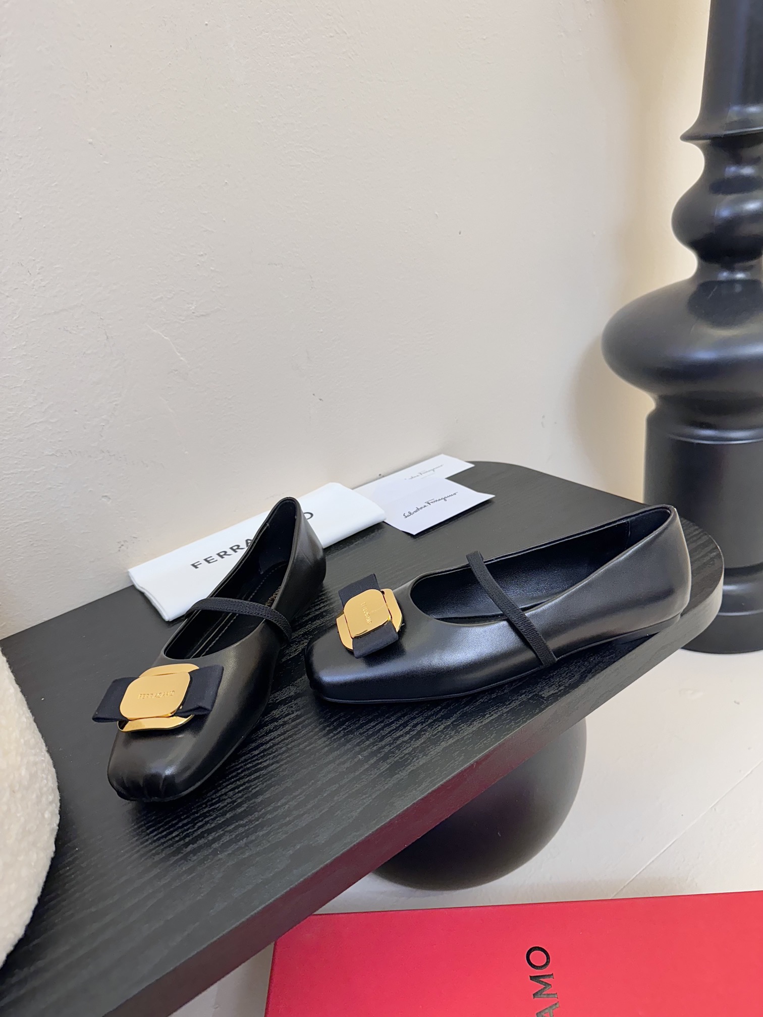 
FERRAGAMO菲拉格慕女士新版Vara铭牌芭蕾舞平底鞋上脚果然更惊艳~蝴蝶结，集美感与于一体的平底