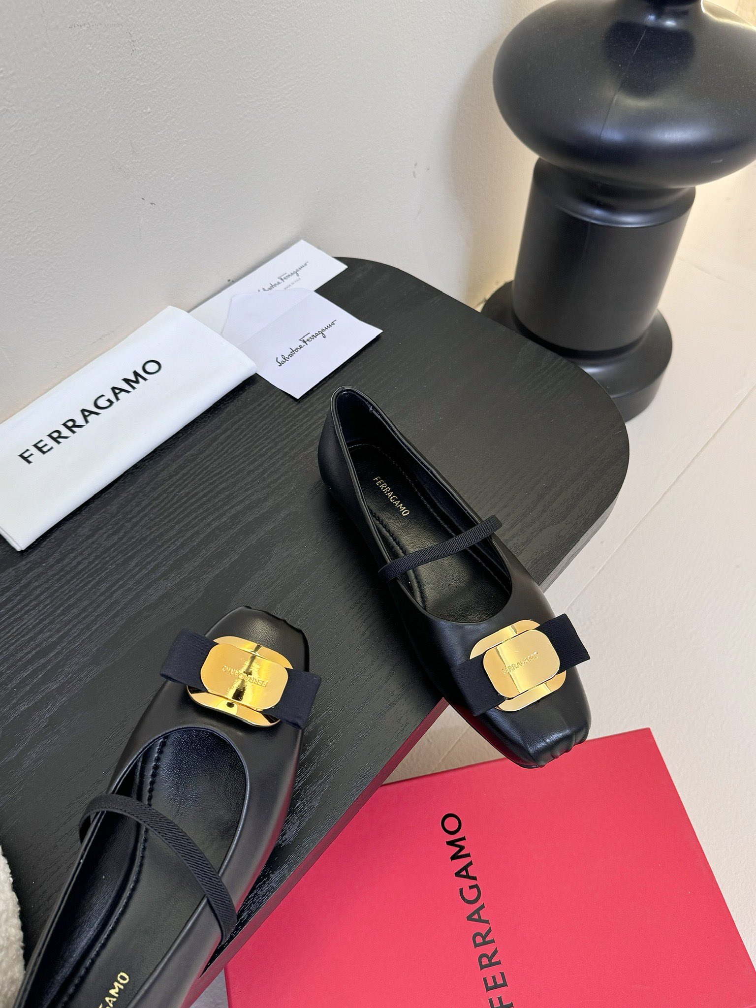 
FERRAGAMO菲拉格慕女士新版Vara铭牌芭蕾舞平底鞋上脚果然更惊艳~蝴蝶结，集美感与于一体的平底