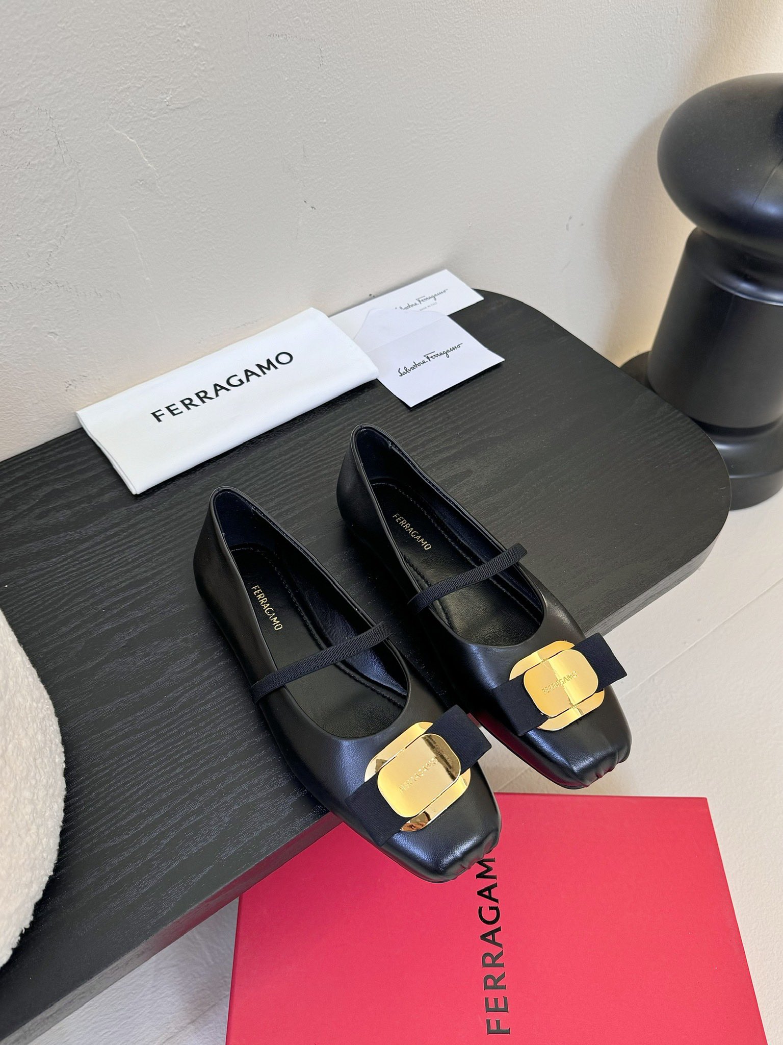 
FERRAGAMO菲拉格慕女士新版Vara铭牌芭蕾舞平底鞋上脚果然更惊艳~蝴蝶结，集美感与于一体的平底