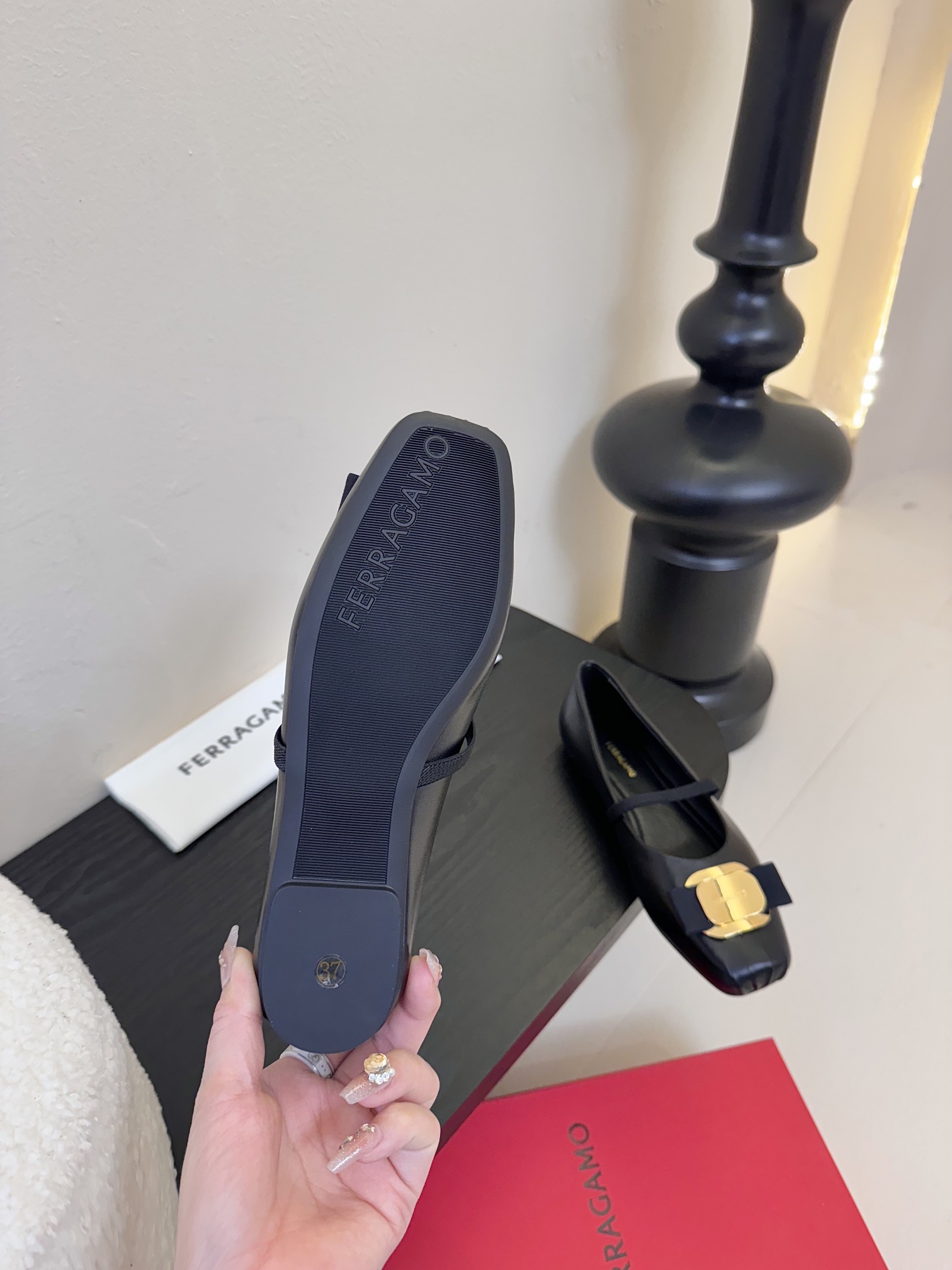 
FERRAGAMO菲拉格慕女士新版Vara铭牌芭蕾舞平底鞋上脚果然更惊艳~蝴蝶结，集美感与于一体的平底
