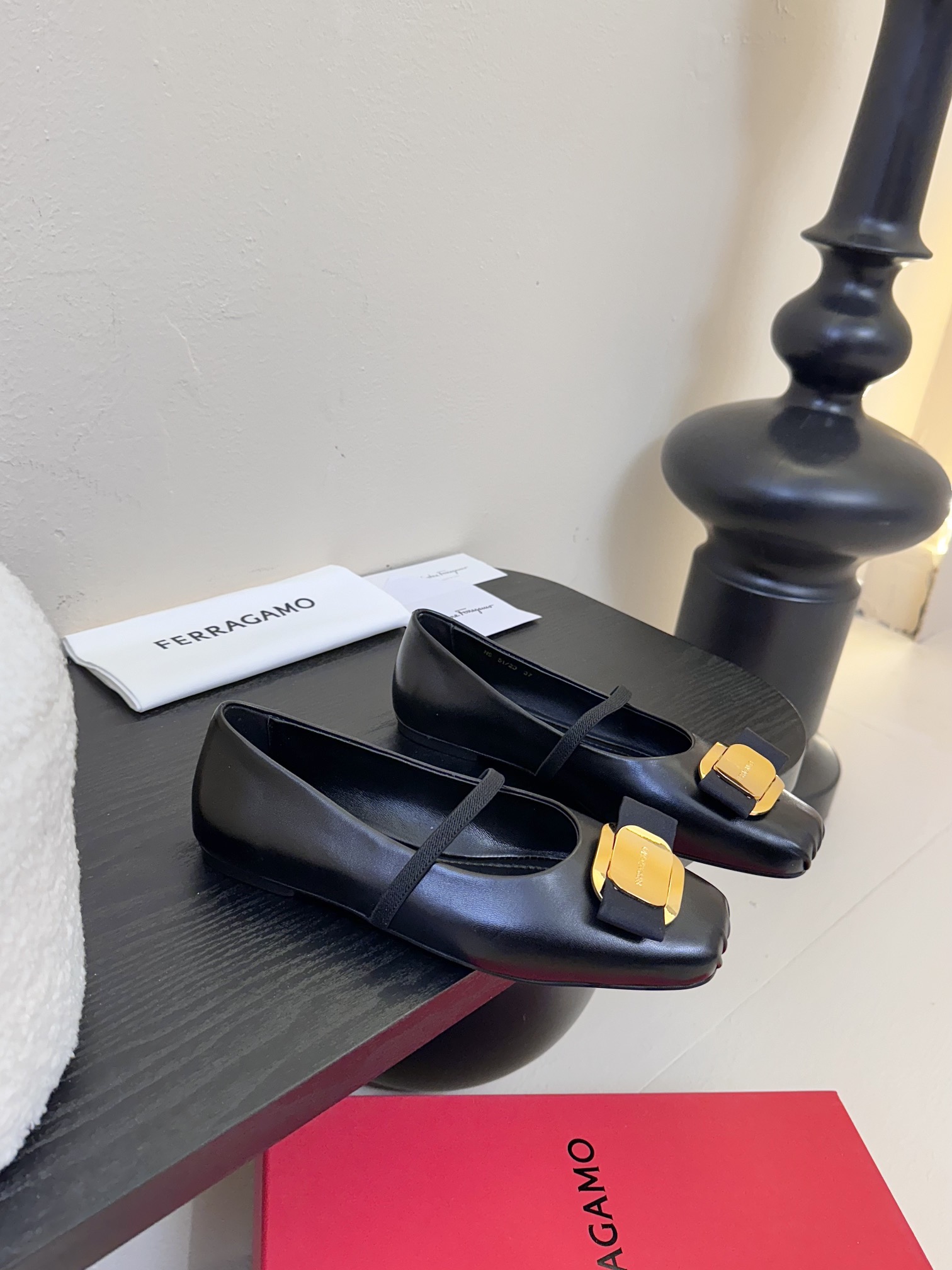 
FERRAGAMO菲拉格慕女士新版Vara铭牌芭蕾舞平底鞋上脚果然更惊艳~蝴蝶结，集美感与于一体的平底
