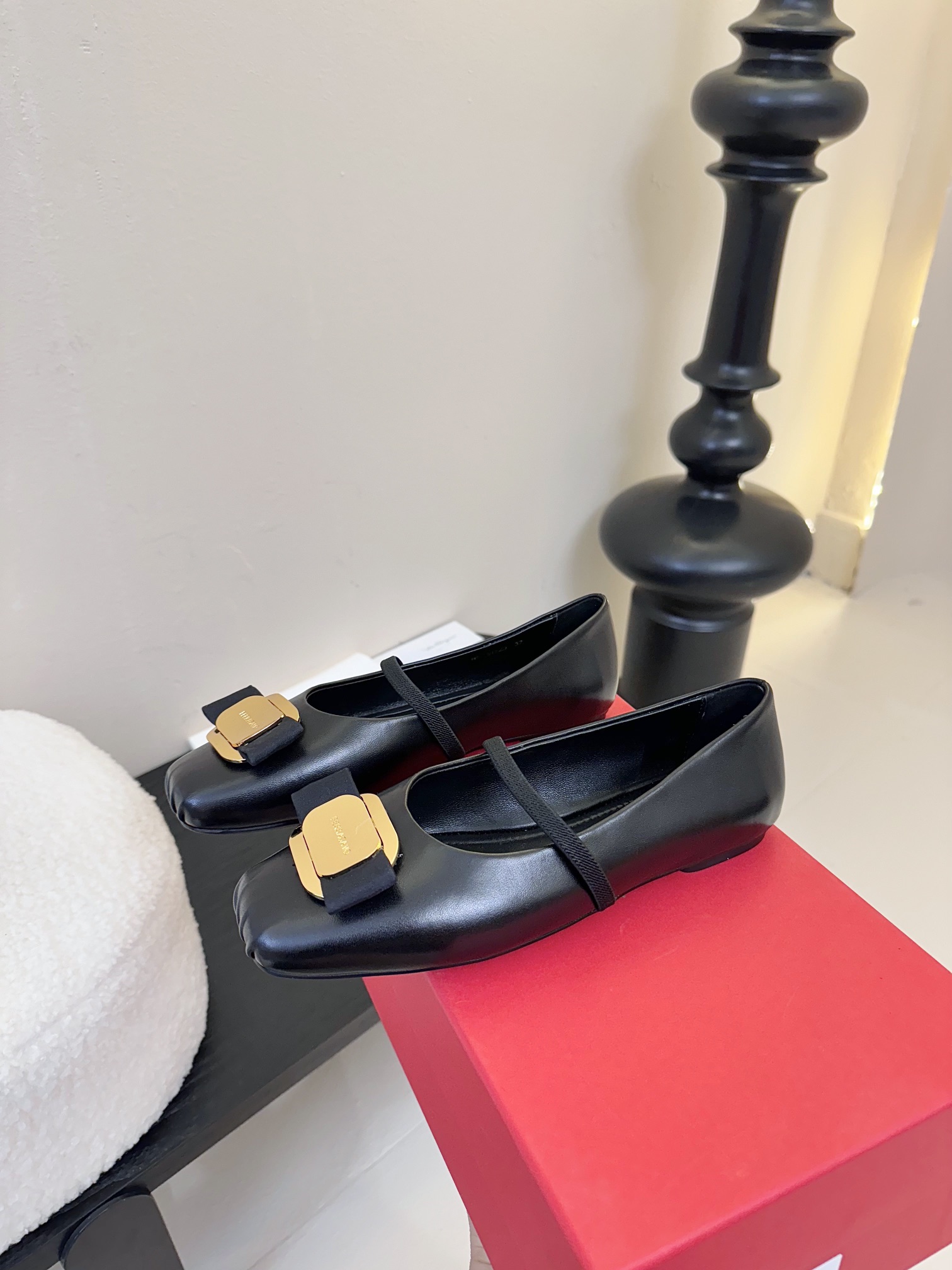 
FERRAGAMO菲拉格慕女士新版Vara铭牌芭蕾舞平底鞋上脚果然更惊艳~蝴蝶结，集美感与于一体的平底