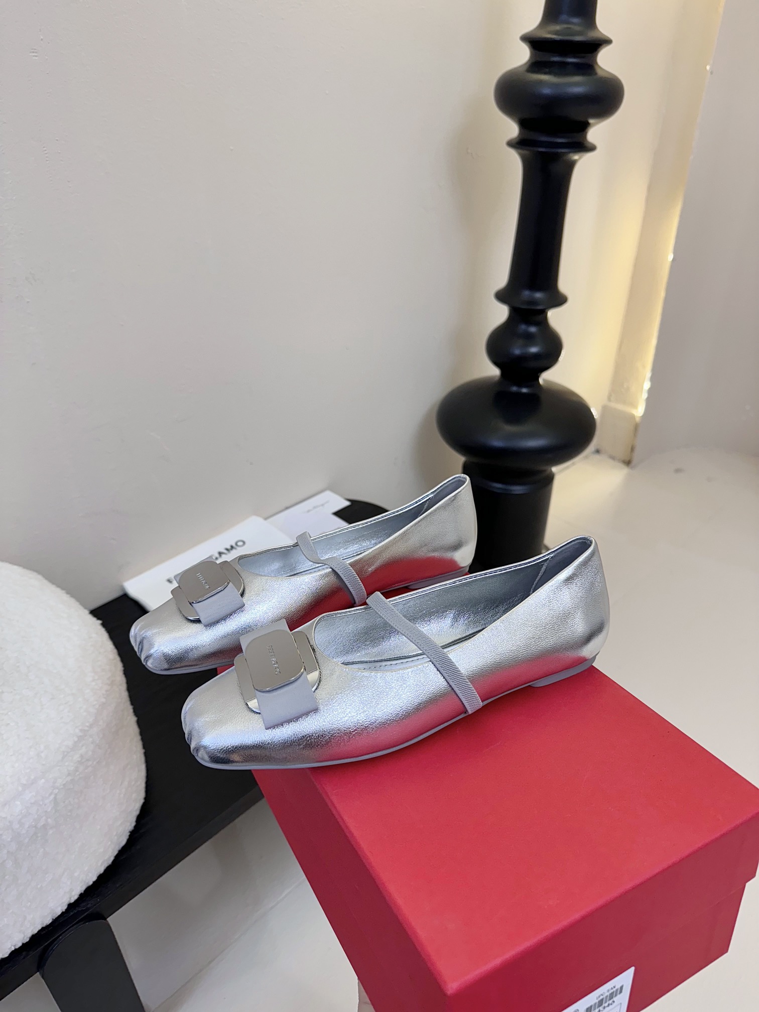 
FERRAGAMO菲拉格慕女士新版Vara铭牌芭蕾舞平底鞋上脚果然更惊艳~蝴蝶结，集美感与于一体的平底