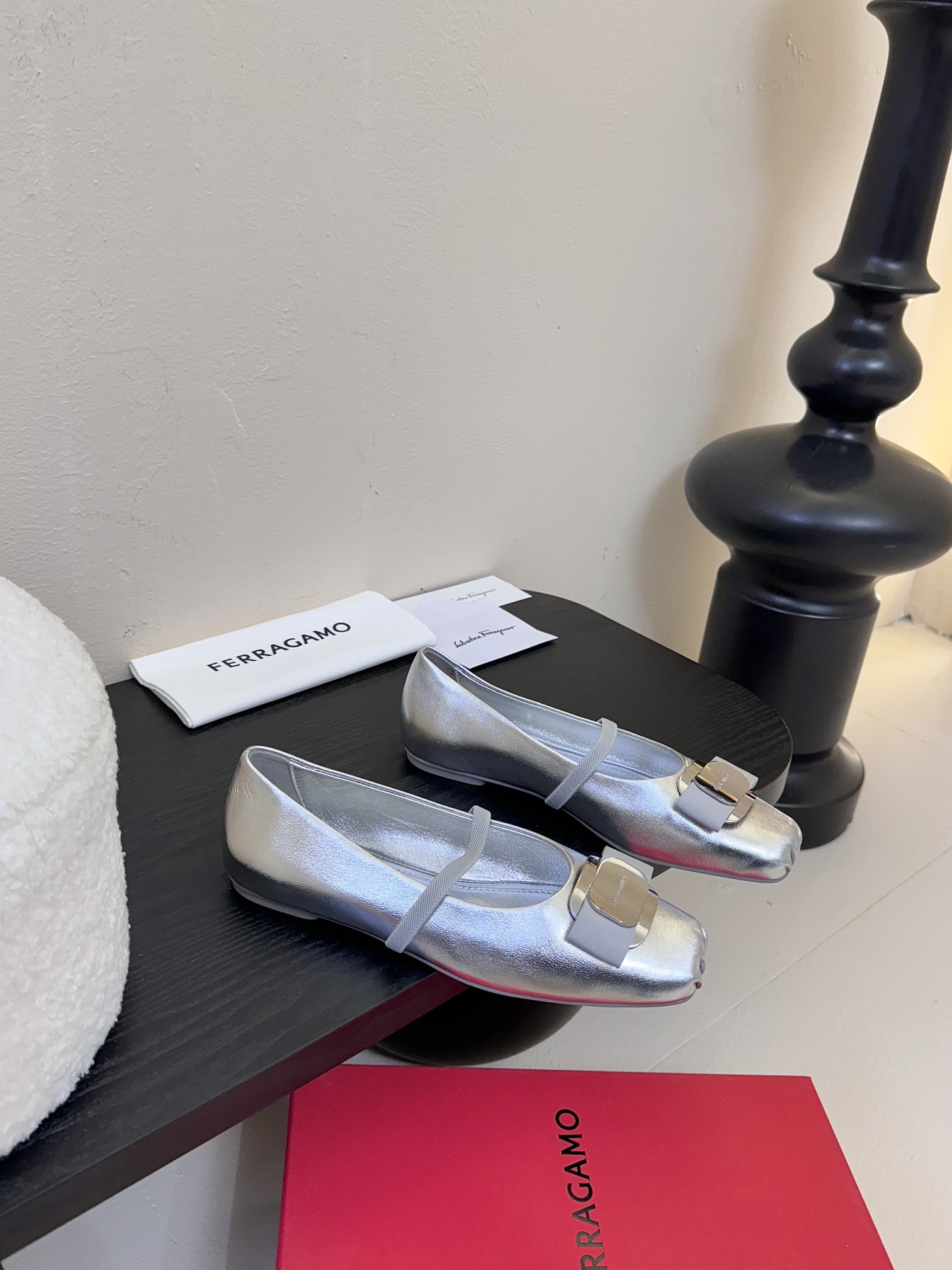 
FERRAGAMO菲拉格慕女士新版Vara铭牌芭蕾舞平底鞋上脚果然更惊艳~蝴蝶结，集美感与于一体的平底