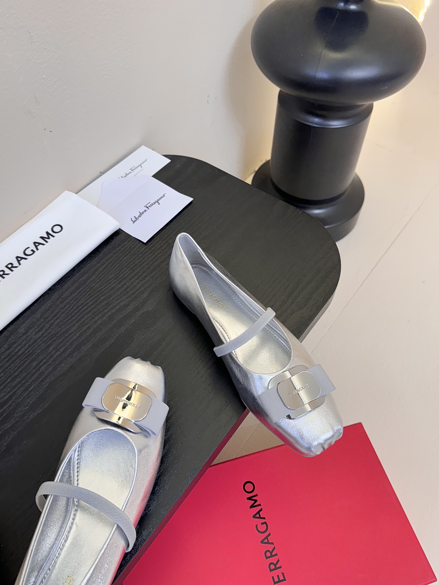 
FERRAGAMO菲拉格慕女士新版Vara铭牌芭蕾舞平底鞋上脚果然更惊艳~蝴蝶结，集美感与于一体的平底