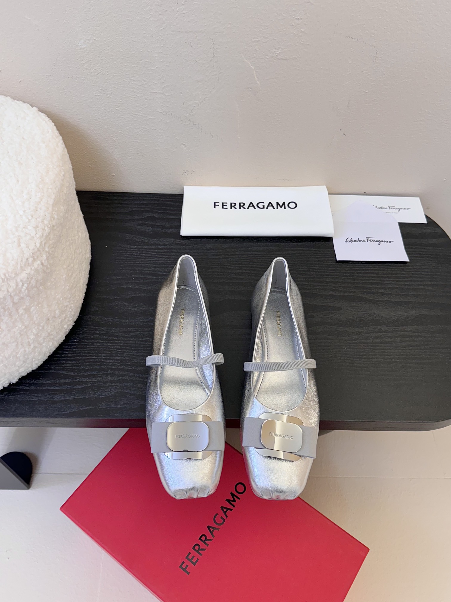 
FERRAGAMO菲拉格慕女士新版Vara铭牌芭蕾舞平底鞋上脚果然更惊艳~蝴蝶结，集美感与于一体的平底