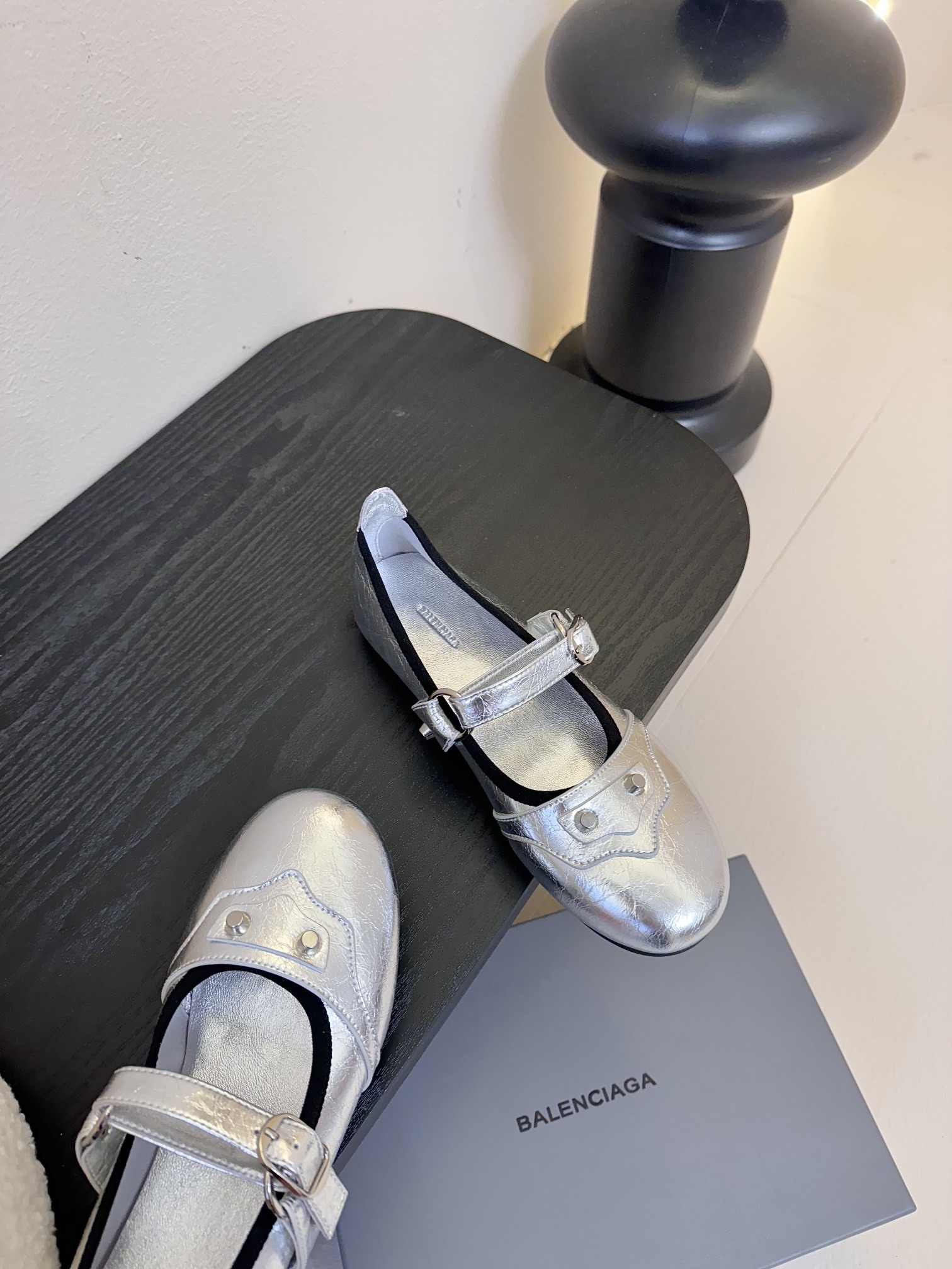Balenciaga官方全新轻脚式轻量级鞋履,多色系搭配,隆重上市。这款鞋子最大卖点就是穿着方便,材质