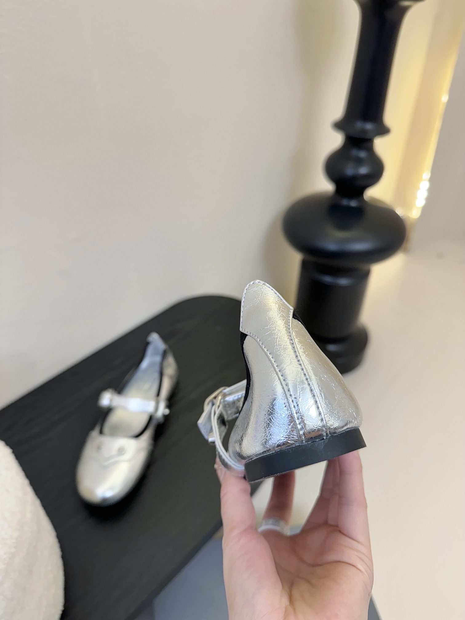 Balenciaga官方全新轻脚式轻量级鞋履,多色系搭配,隆重上市。这款鞋子最大卖点就是穿着方便,材质