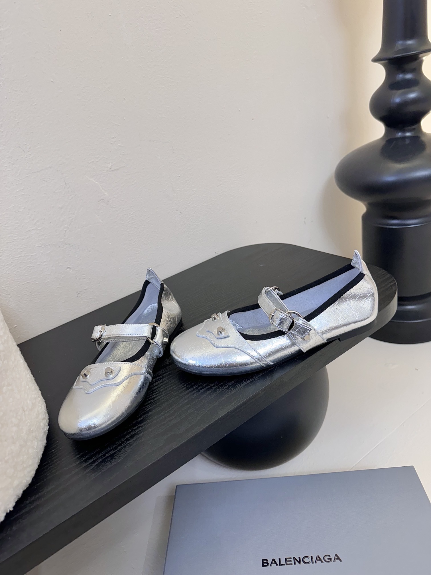Balenciaga官方全新轻脚式轻量级鞋履,多色系搭配,隆重上市。这款鞋子最大卖点就是穿着方便,材质