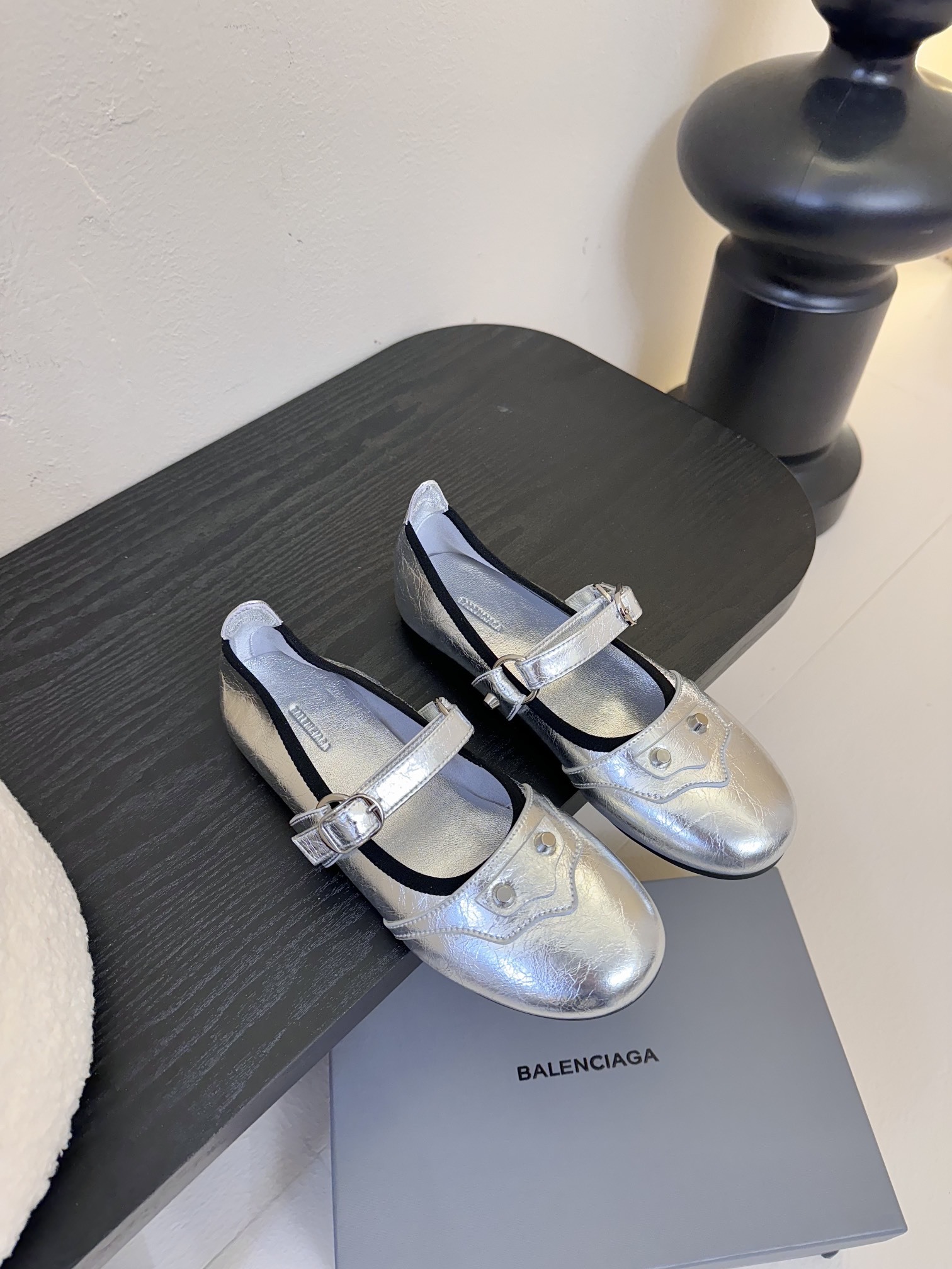 Balenciaga官方全新轻脚式轻量级鞋履,多色系搭配,隆重上市。这款鞋子最大卖点就是穿着方便,材质