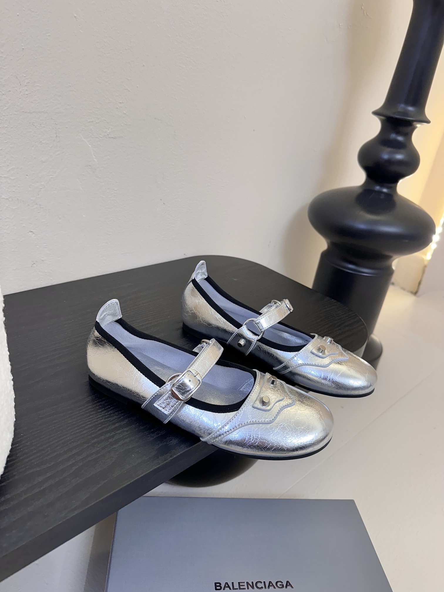 Balenciaga官方全新轻脚式轻量级鞋履,多色系搭配,隆重上市。这款鞋子最大卖点就是穿着方便,材质
