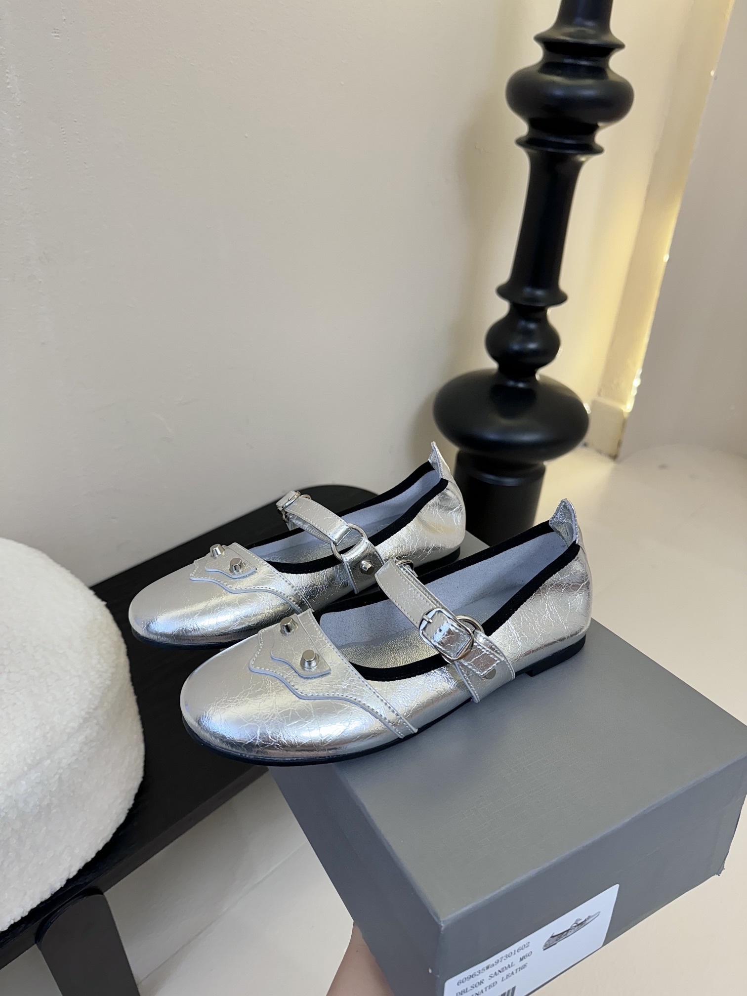 Balenciaga官方全新轻脚式轻量级鞋履,多色系搭配,隆重上市。这款鞋子最大卖点就是穿着方便,材质