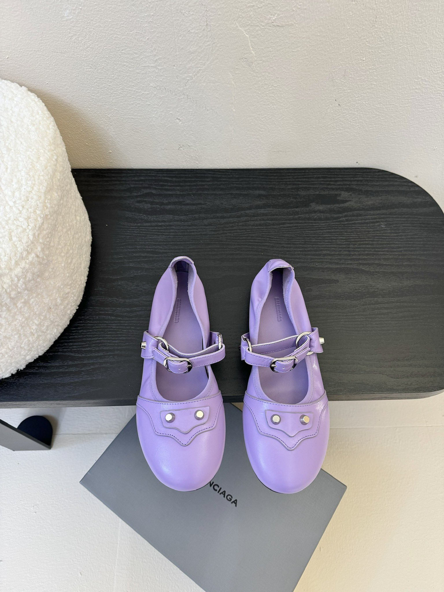 
Balenciaga官方全新轻脚式轻量级鞋履，多色系搭配，隆重上市。这款鞋子最大卖点就是穿着方便，材质