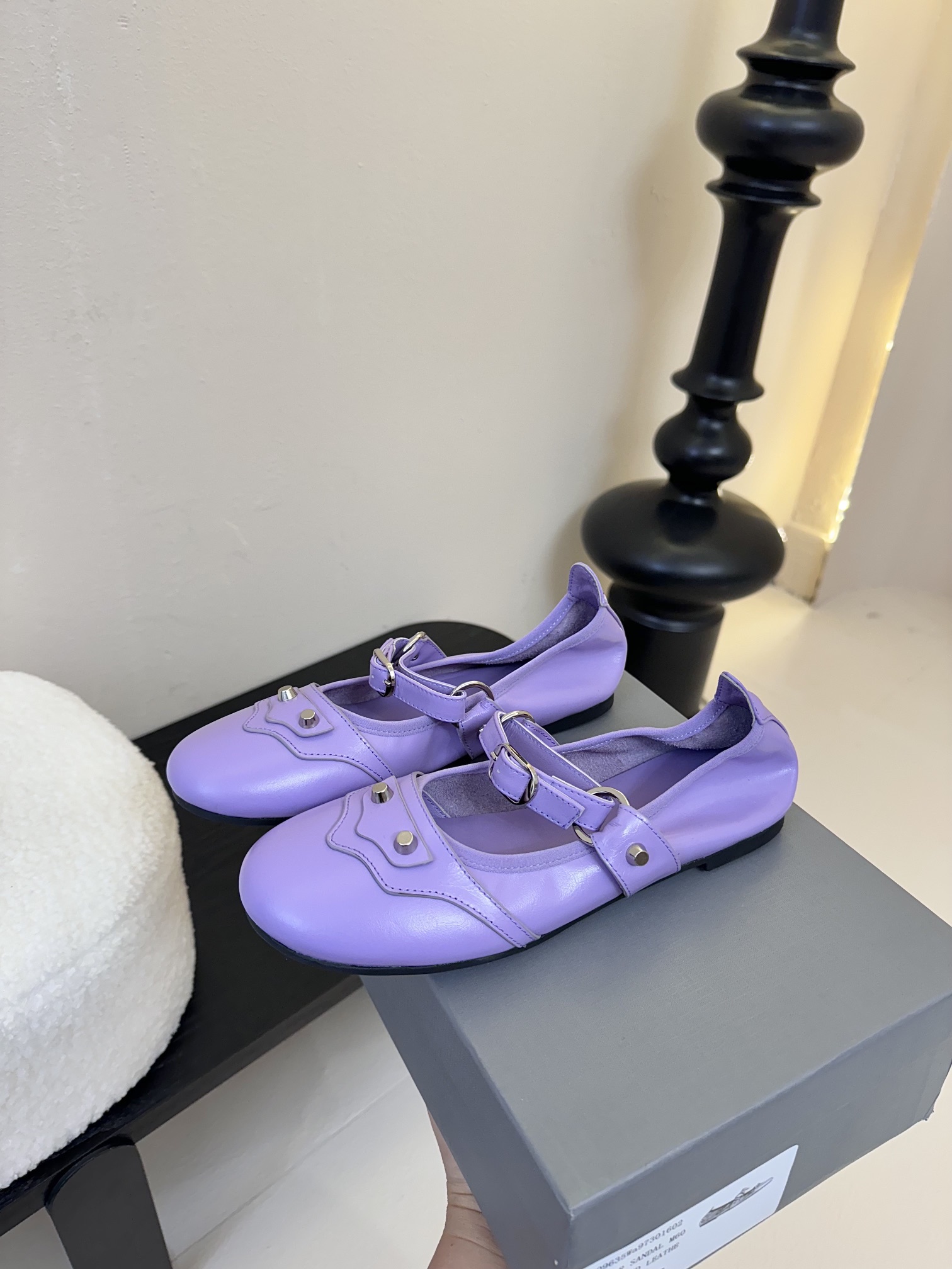
Balenciaga官方全新轻脚式轻量级鞋履，多色系搭配，隆重上市。这款鞋子最大卖点就是穿着方便，材质
