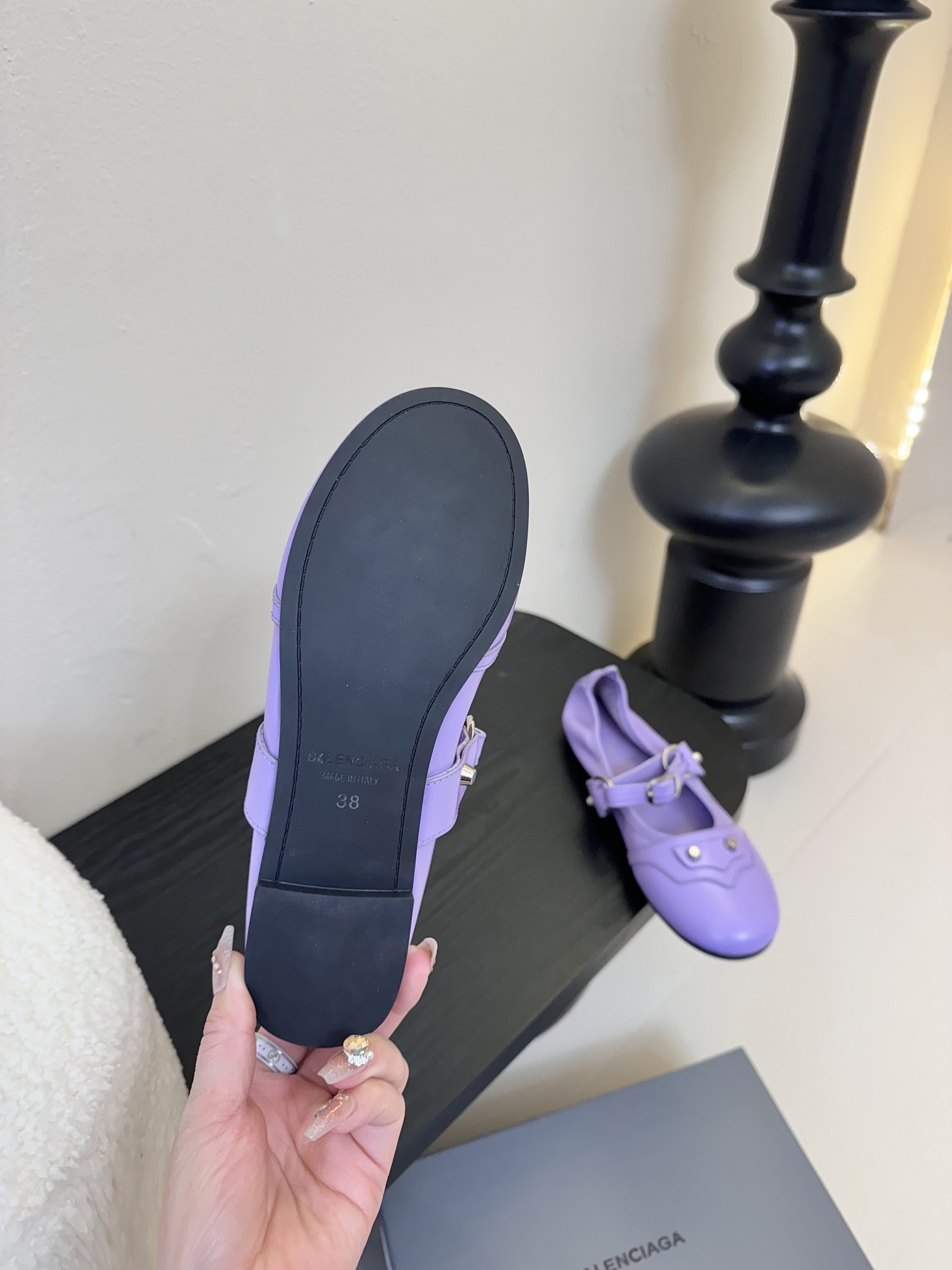 
Balenciaga官方全新轻脚式轻量级鞋履，多色系搭配，隆重上市。这款鞋子最大卖点就是穿着方便，材质
