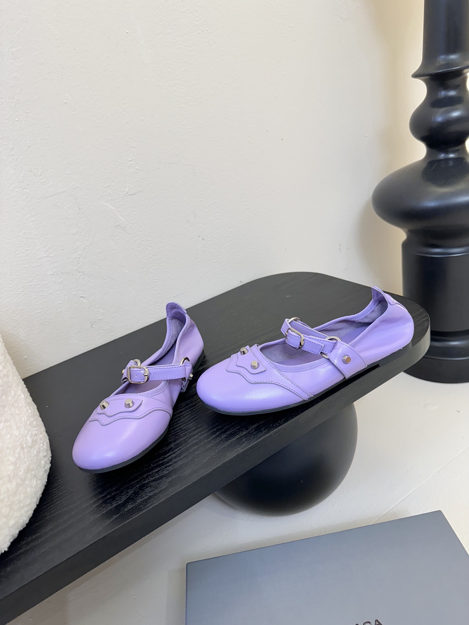 
Balenciaga官方全新轻脚式轻量级鞋履，多色系搭配，隆重上市。这款鞋子最大卖点就是穿着方便，材质