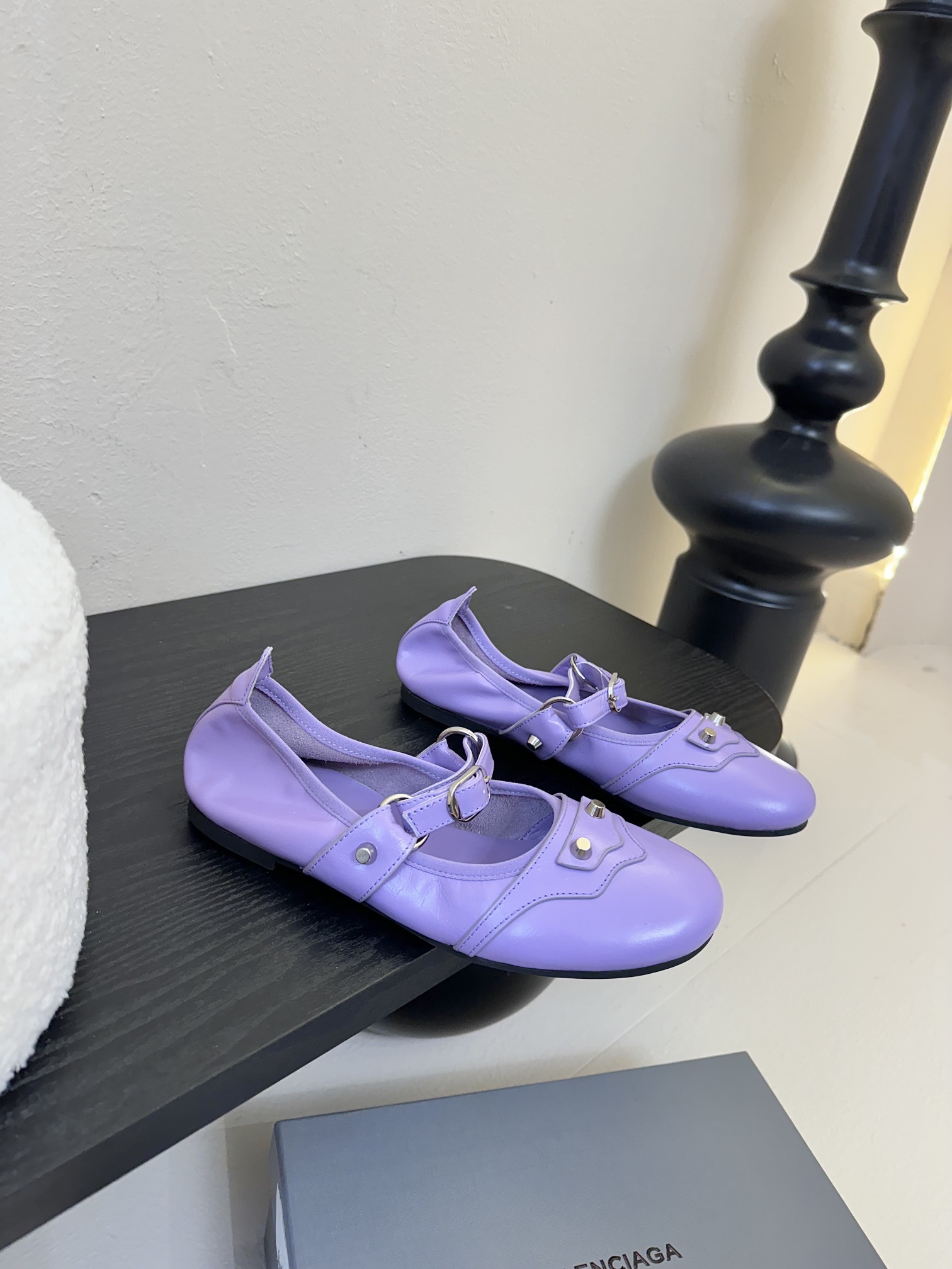 
Balenciaga官方全新轻脚式轻量级鞋履，多色系搭配，隆重上市。这款鞋子最大卖点就是穿着方便，材质