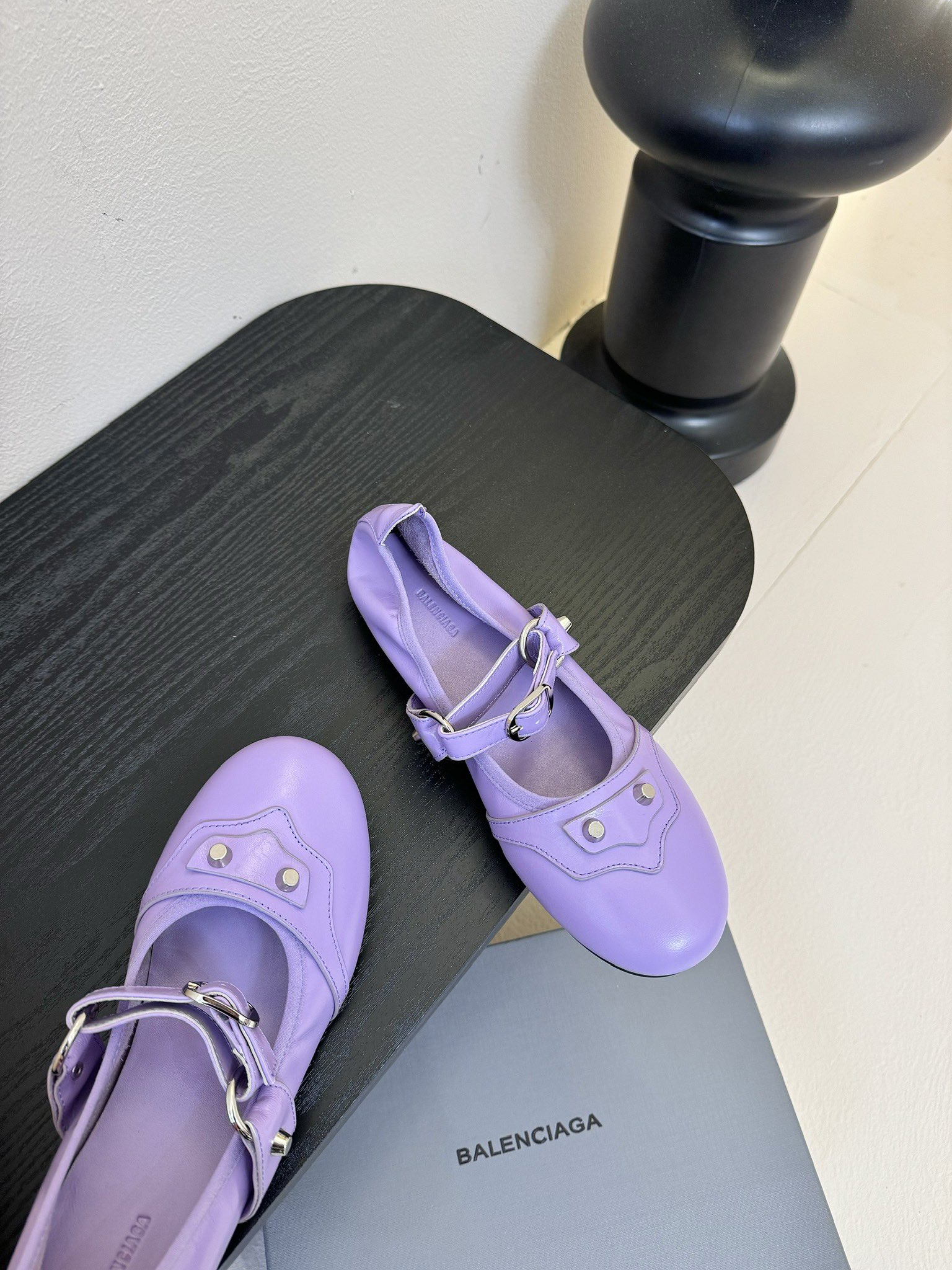 
Balenciaga官方全新轻脚式轻量级鞋履，多色系搭配，隆重上市。这款鞋子最大卖点就是穿着方便，材质