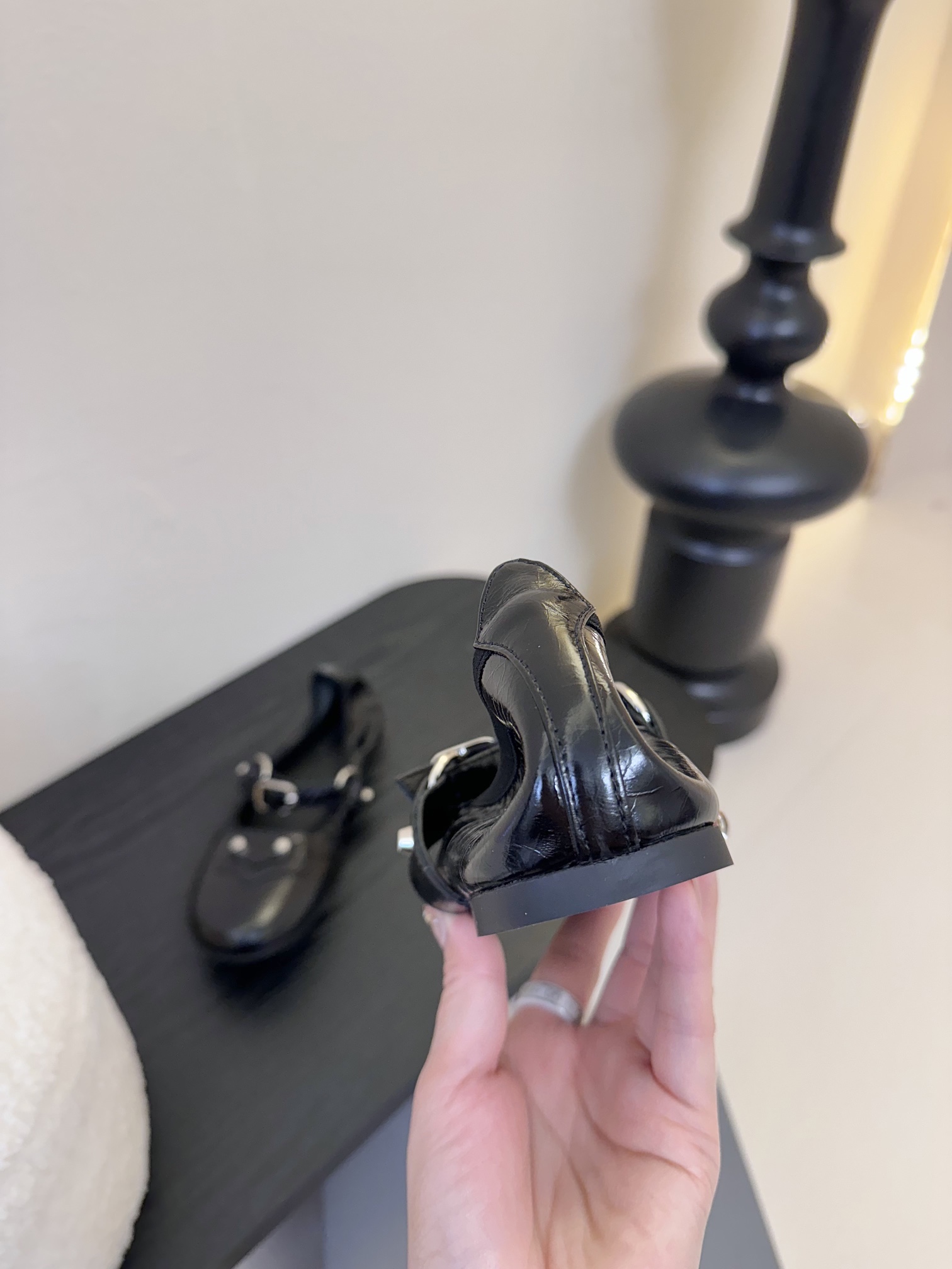 
Balenciaga官方全新轻脚式轻量级鞋履，多色系搭配，隆重上市。这款鞋子最大卖点就是穿着方便，材质
